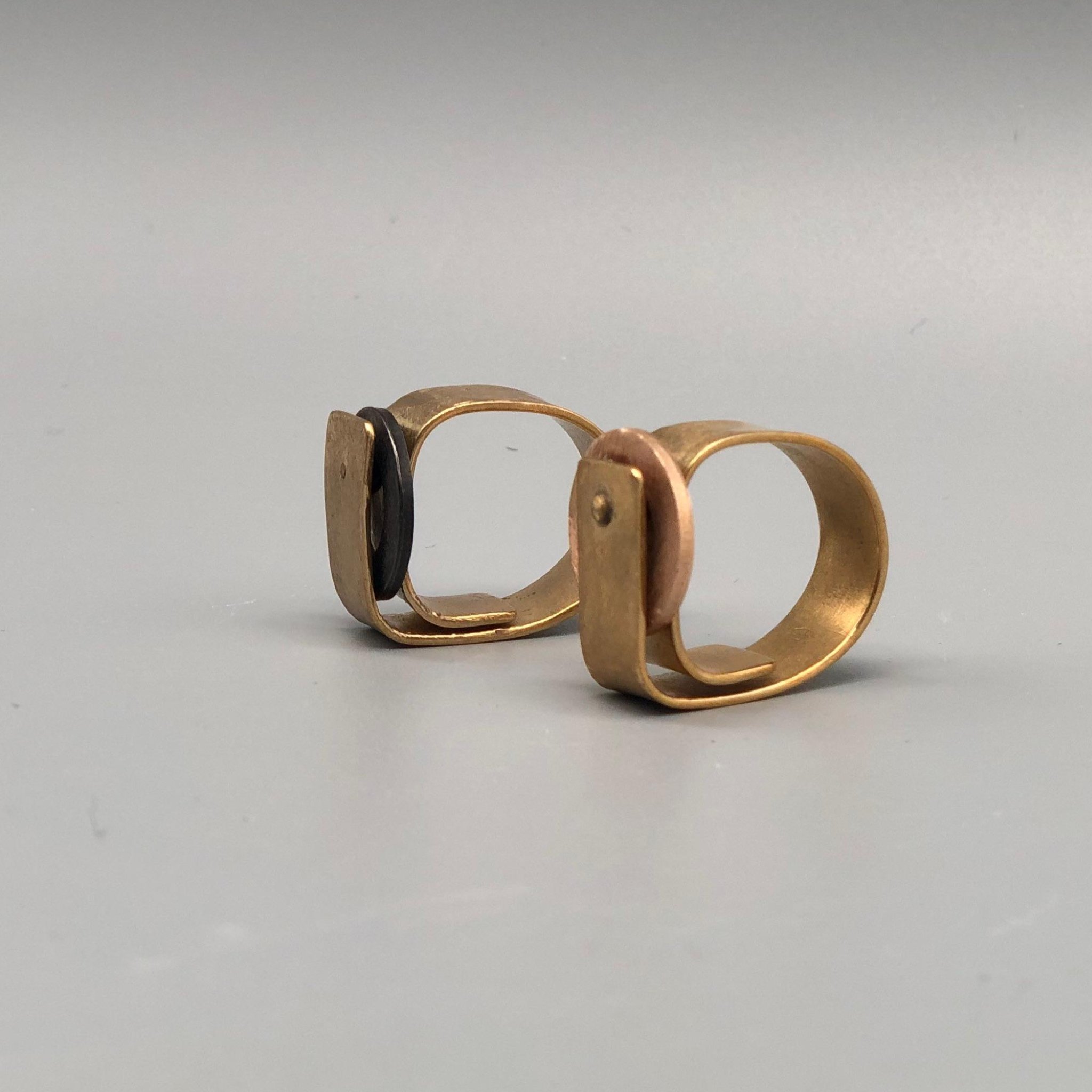 Anelli in bronzo, volumi essenziali e costruzione modulare, EL Gioielli — Crepundia Bologna.
Bronze rings, essential volumes and modular construction, EL Gioielli — Crepundia Bologna.
