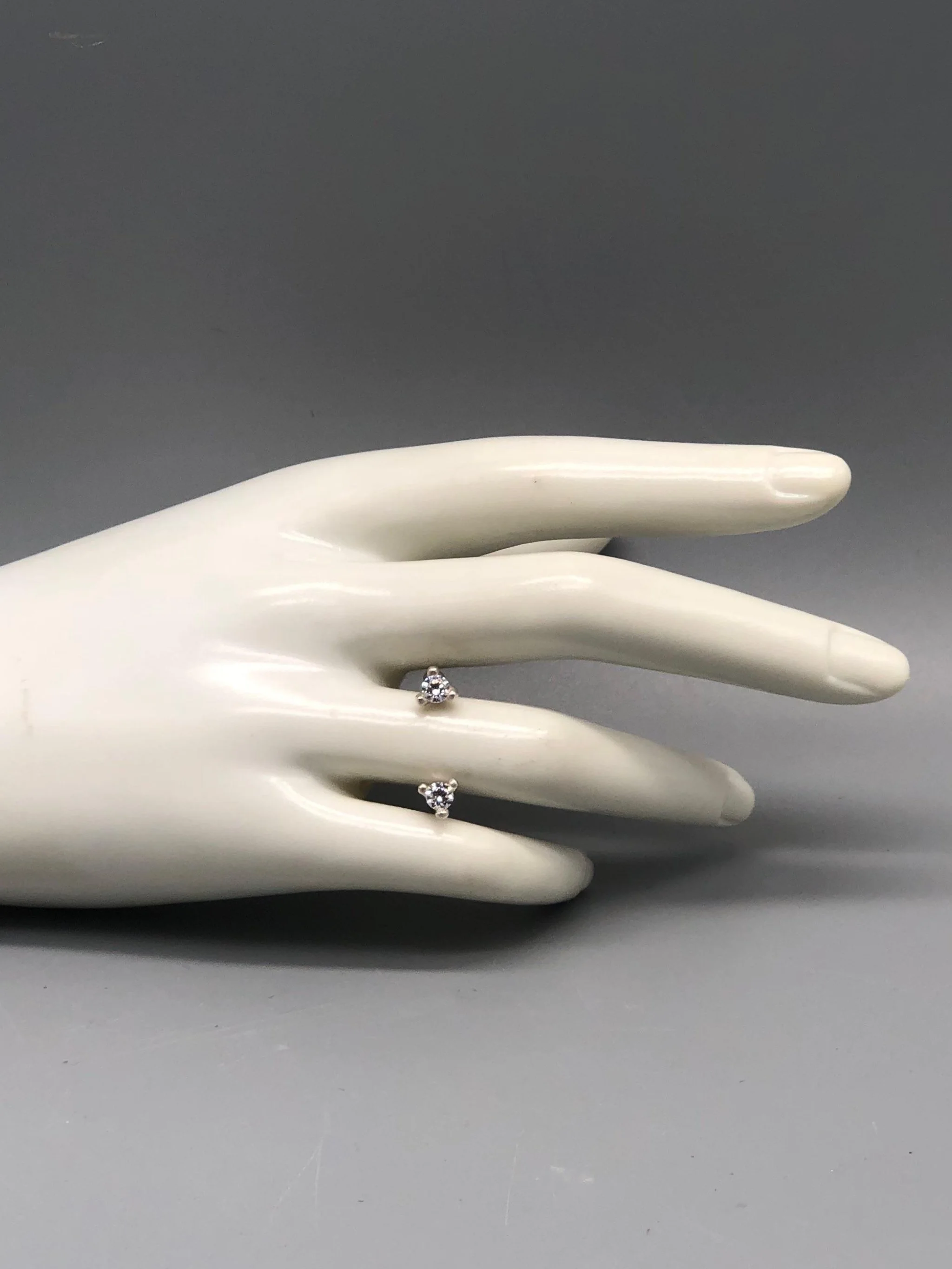 Anello Argento e Zirconi
Silver and Zircon Ring

Floret Gioielli per Crepundia Gioielli Bologna
Floret Jewelry at Crepundia Gioielli Bologna