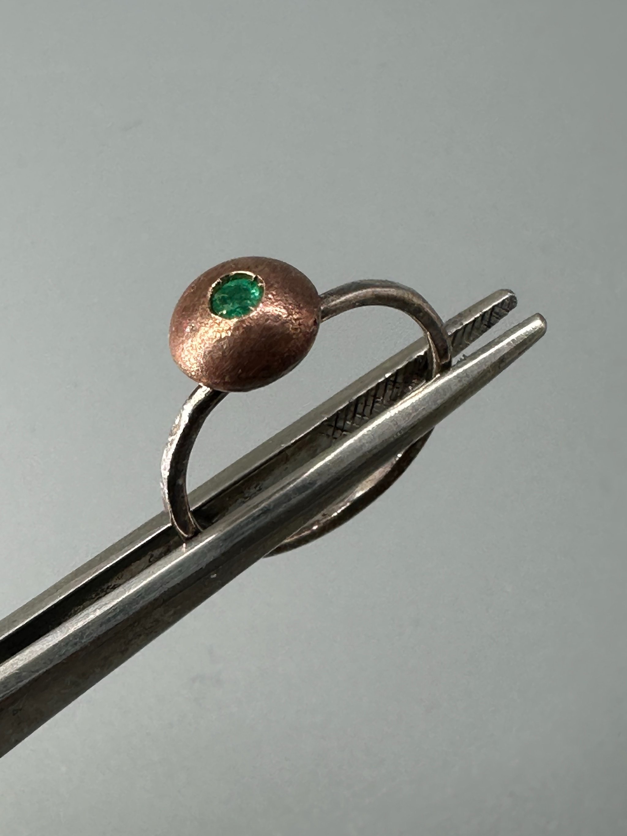 Anello BLOB di Crepundia Gioielli in argento e bronzo con smeraldo verde. BLOB ring by Crepundia Gioielli in sterling silver and bronze with green emerald.