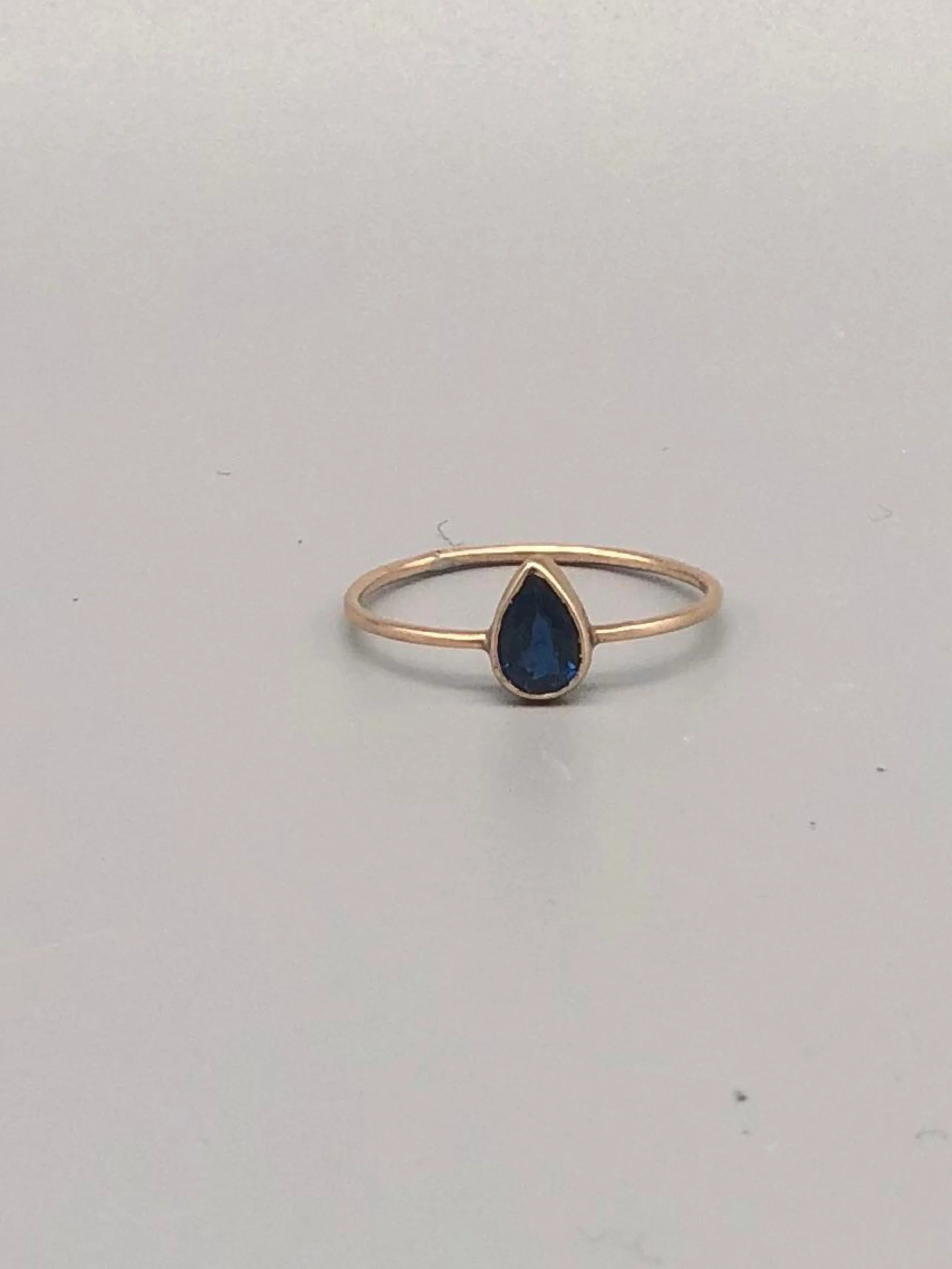 14k gold ring with pear-cut blue sapphire, minimal design — Maria Gioielli at Crepundia Bologna