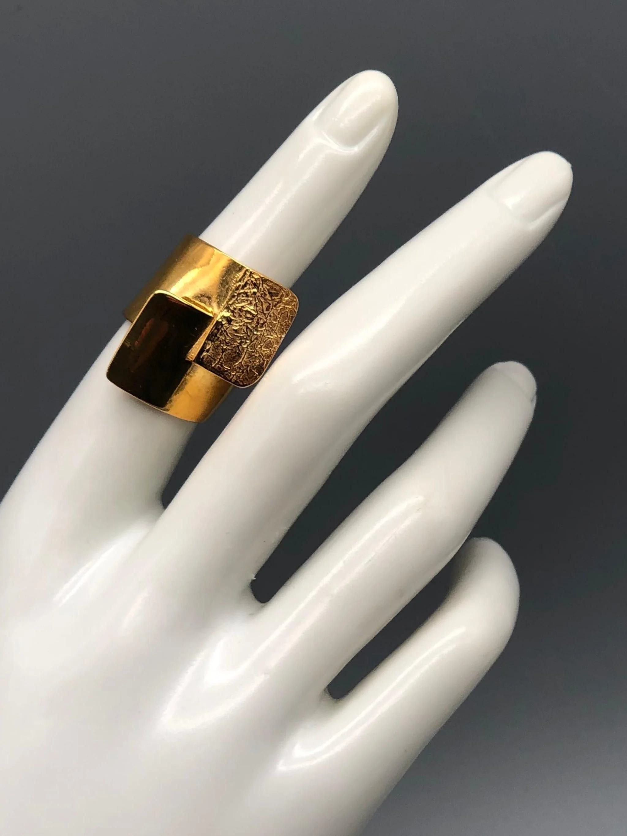 HoAsen Jewelry gold-plated sterling silver statement ring with layered geometric surfaces — Crepundia Gioielli Bologna