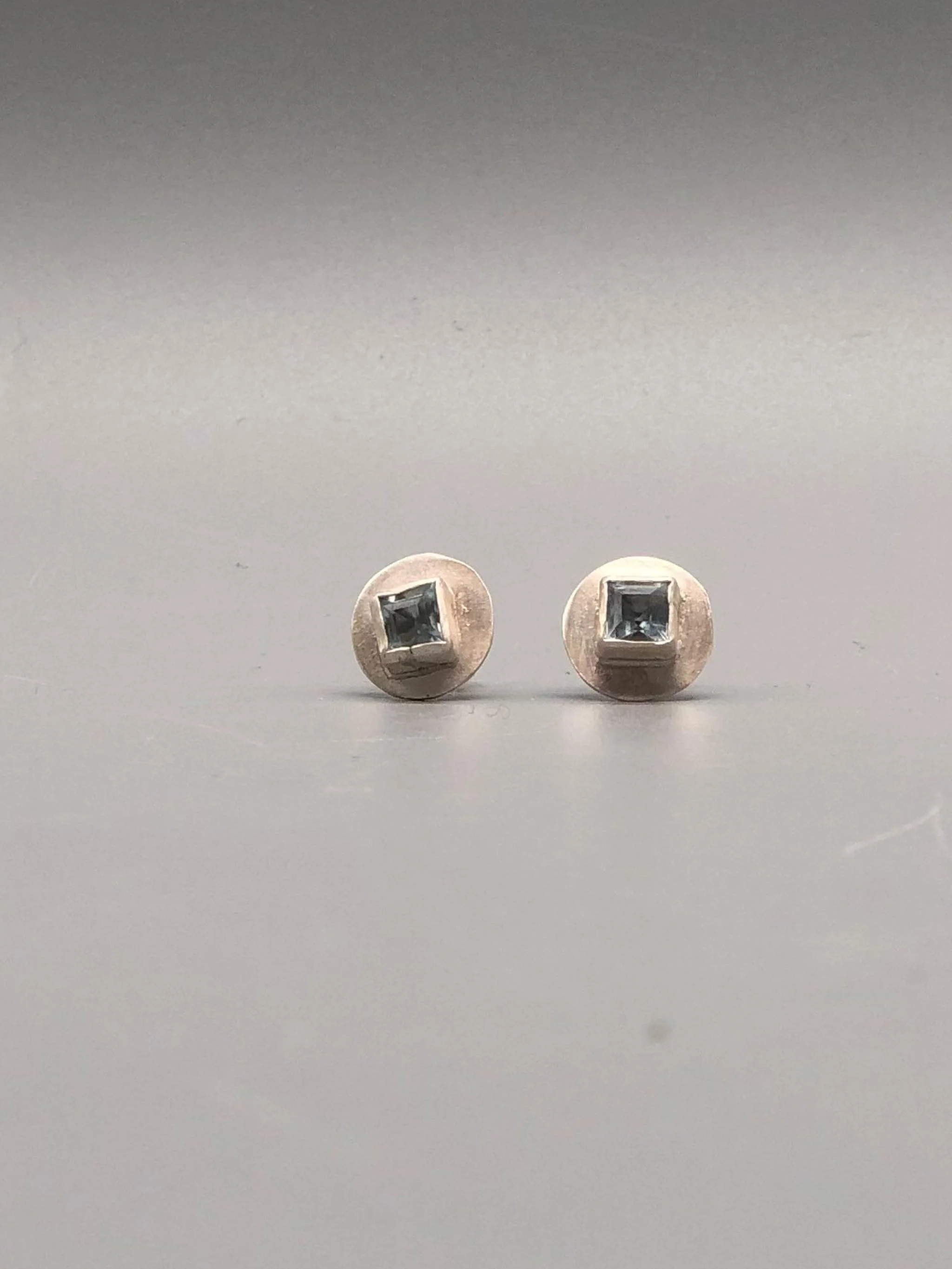 Dettaglio della composizione geometrica degli orecchini Monologue.
Detail of the geometric composition of the Monologue earrings.