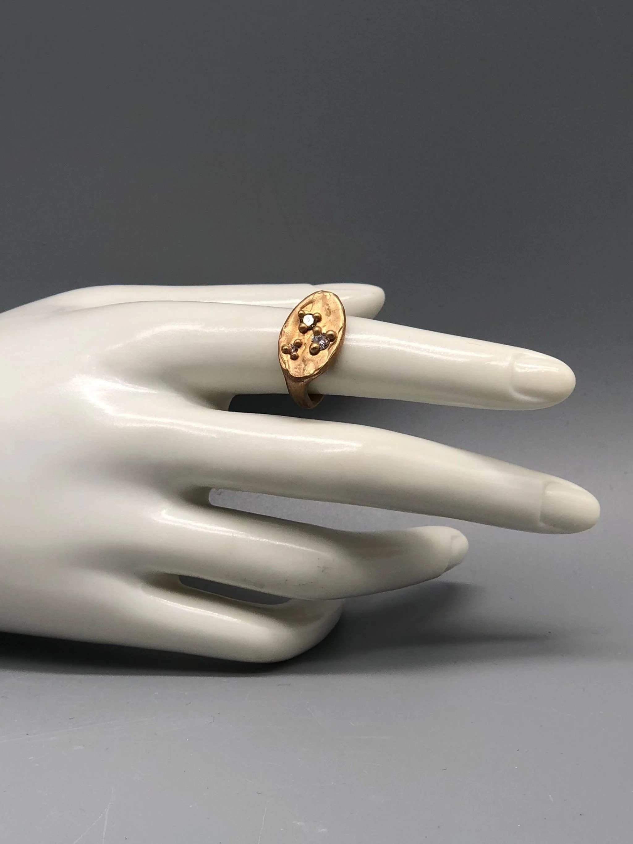 Anello ovale in bronzo con tre zirconi di Floret Gioielli