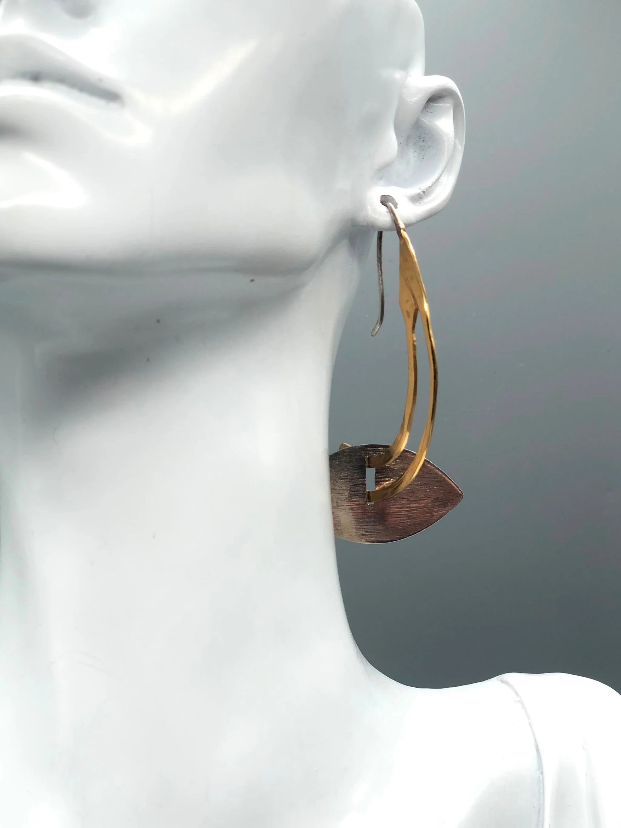 Orecchini Media Luna di Gabriel Reinoso. Gabriel Reinoso Media Luna earrings.