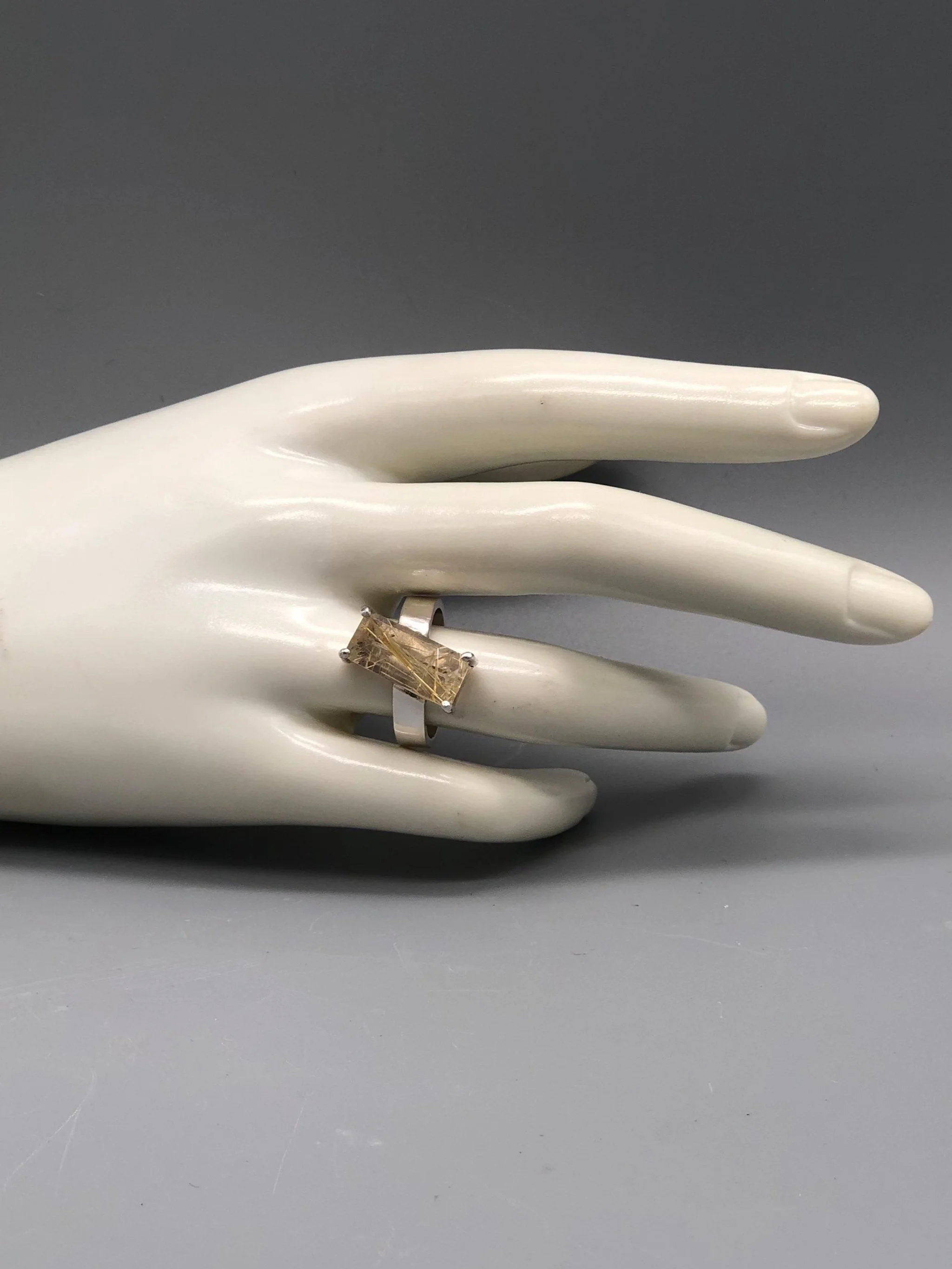 Rutilated quartz ring in sterling silver by Ariadna Segafredo for Crepundia Gioielli