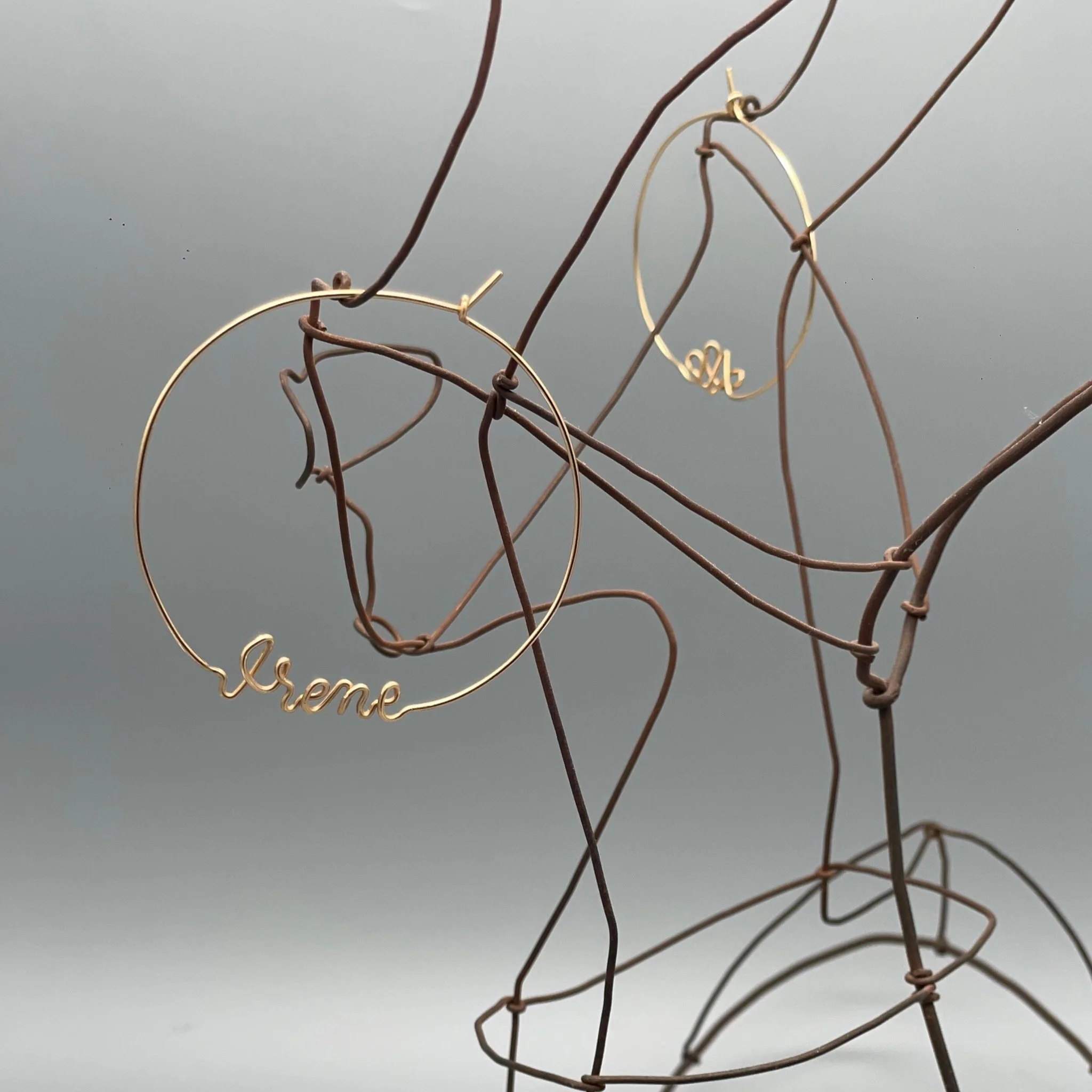 Braccialetto con il nome 'Ludovica' scritto in fili di metallo dorato.