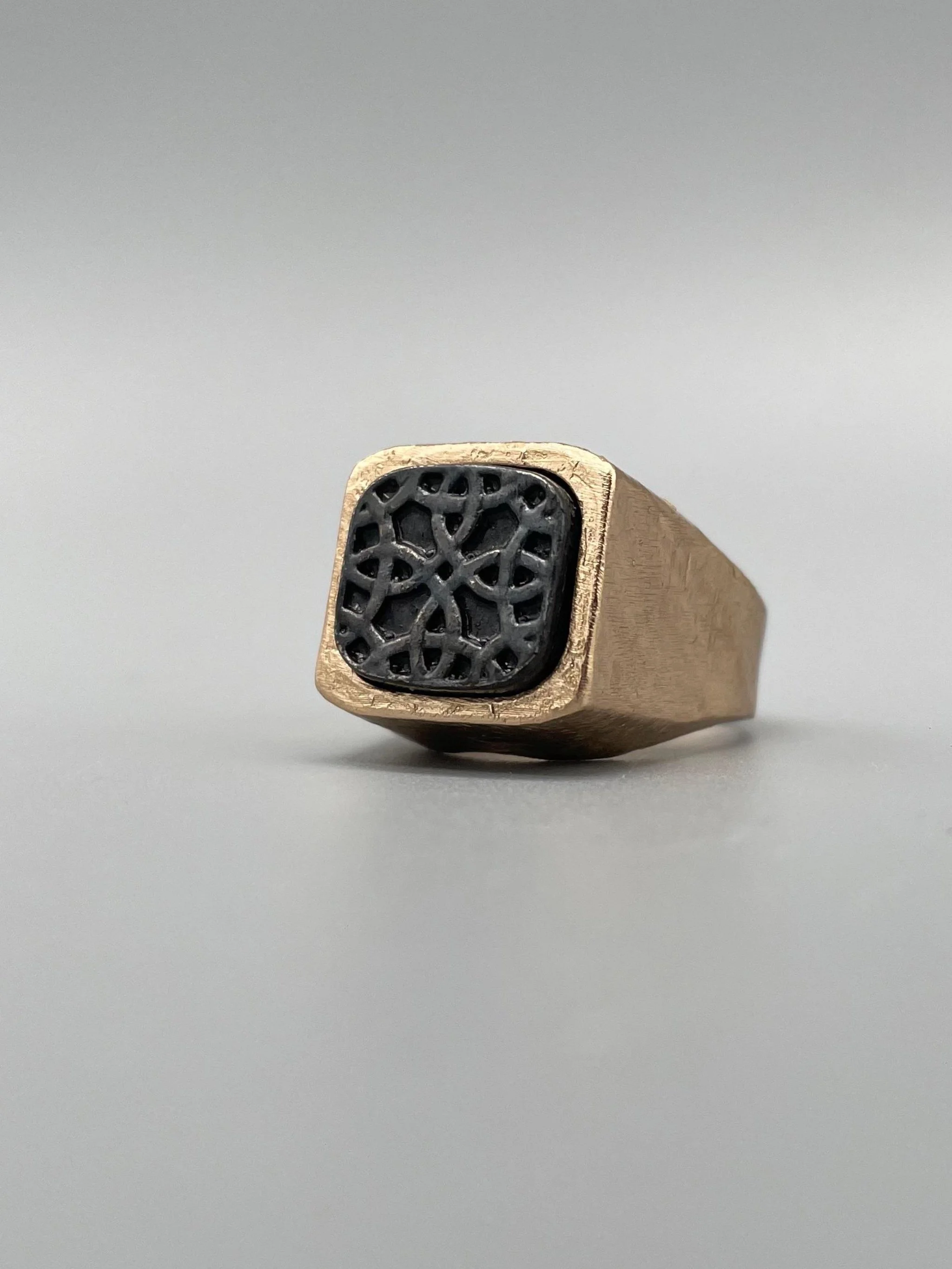 CōDICEDS bronze ring with interwoven motif and marble stone, Crepundia Gioielli Bologna