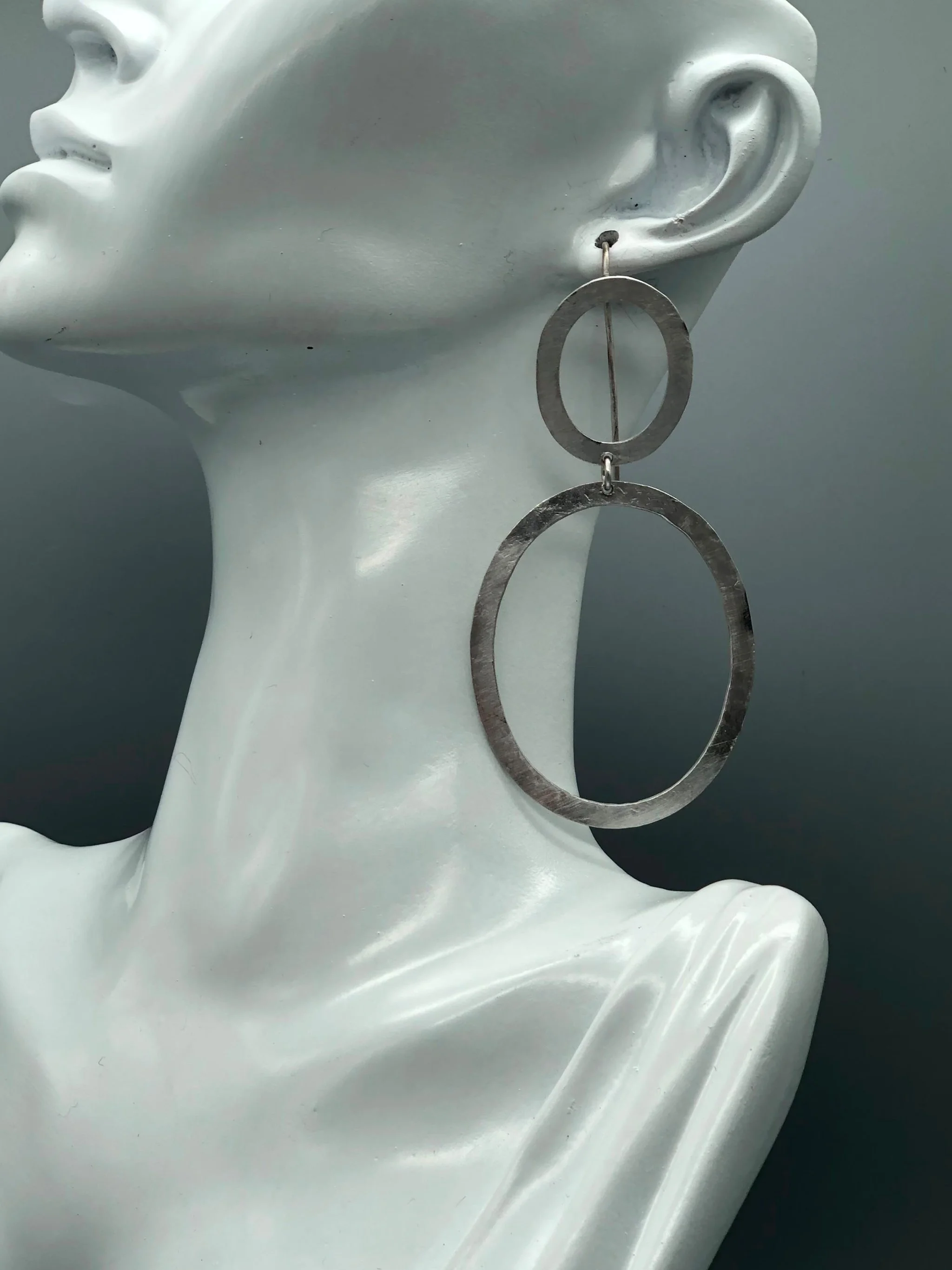 Orecchini Ovali Crepundia in argento, grandi forme geometriche aperte e irregolari.