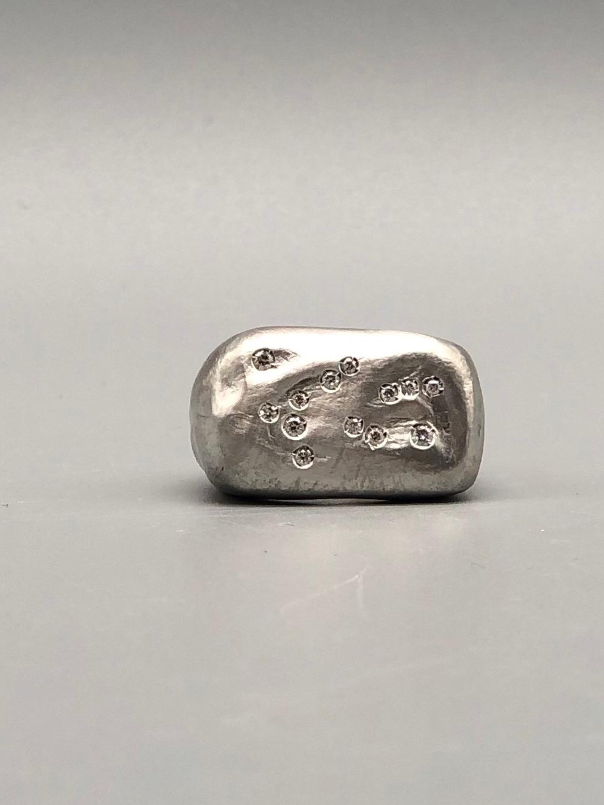 Crepundia Gioielli matte silver Echo ring with diamonds.