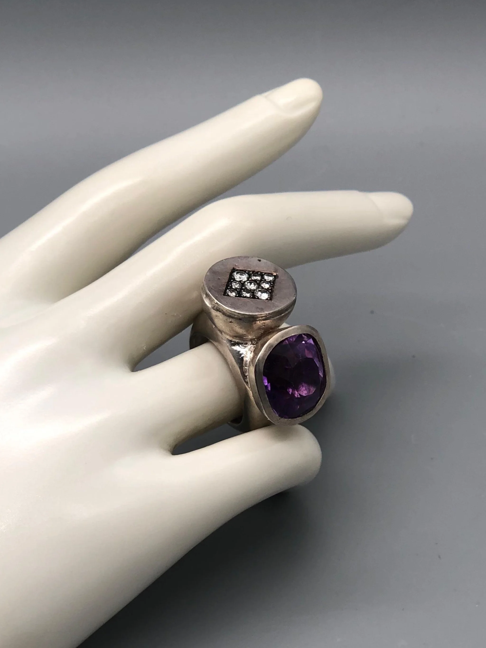 Anello Diálogo di Raimondi in argento con ametista taglio antico e nove diamanti.  Diálogo ring by Raimondi in silver with antique-cut amethyst and nine diamonds.
