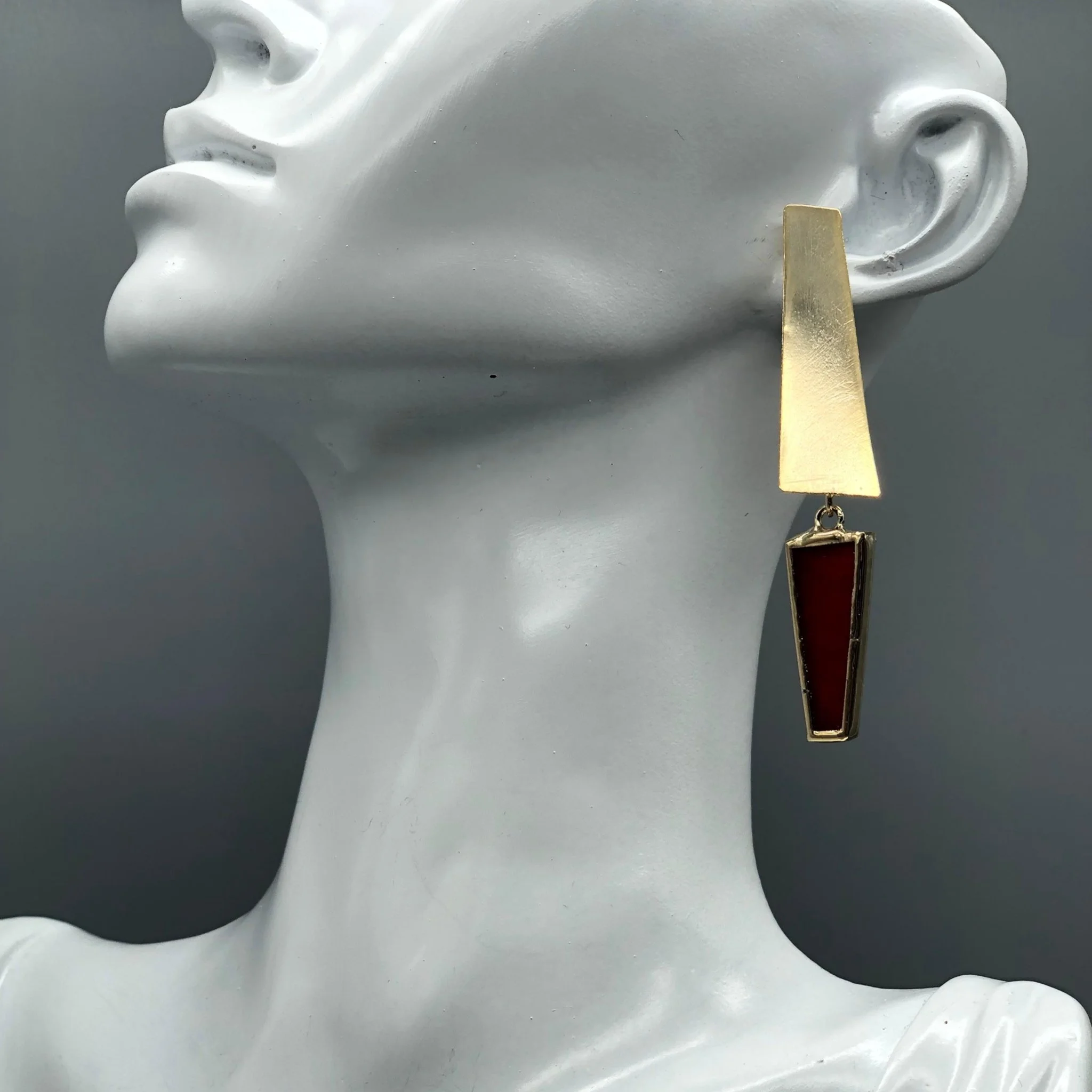 Anni Luce earrings in gold-toned metal with red glass inserts, contemporary jewelry Crepundia Gioielli Bologna
Orecchini Anni Luce in metallo dorato con inserti in vetro rosso, gioielli contemporanei Crepundia Gioielli Bologna