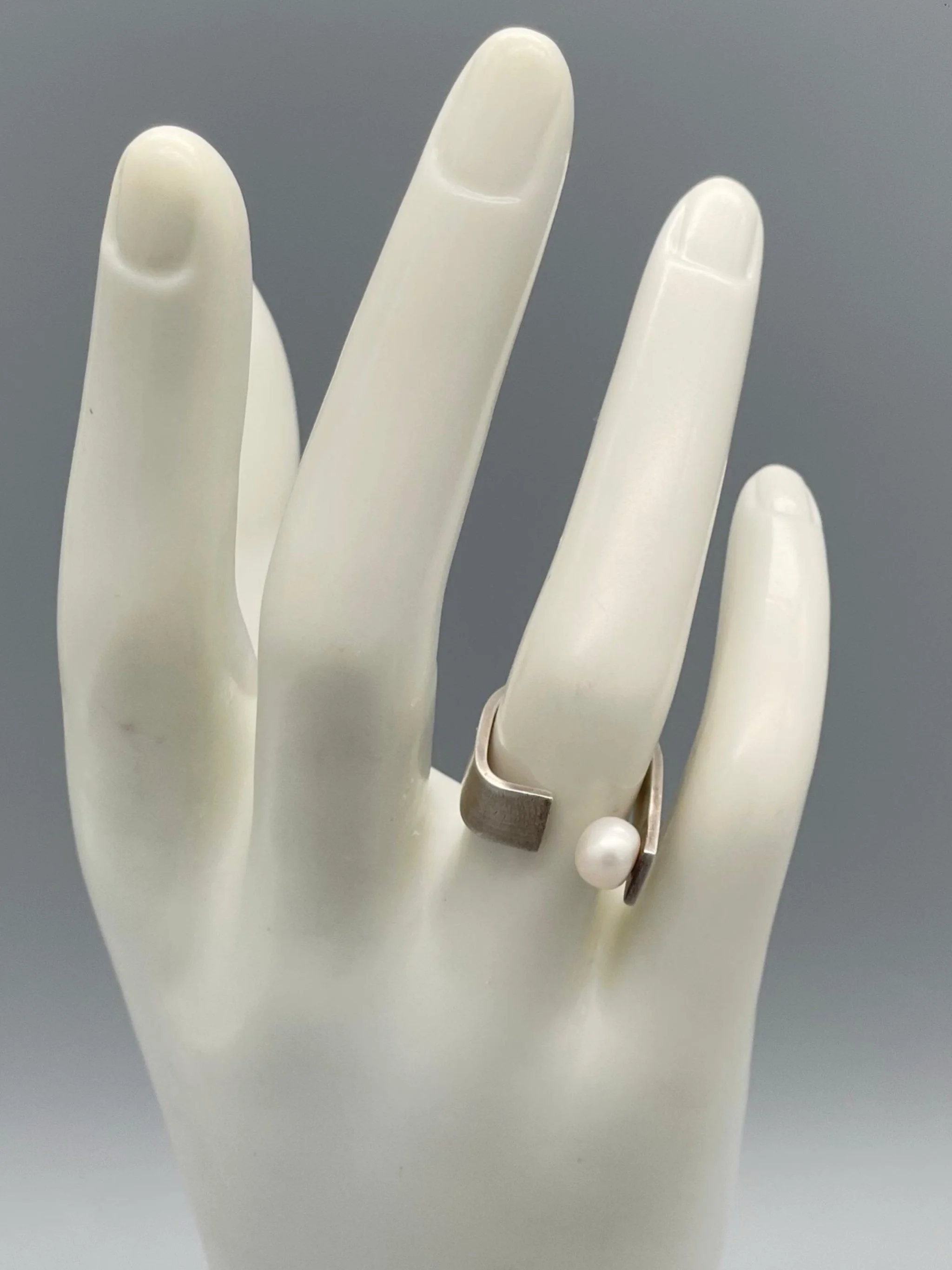 Liz Huberman per Crepundia Gioielli. Anello Clave Perla