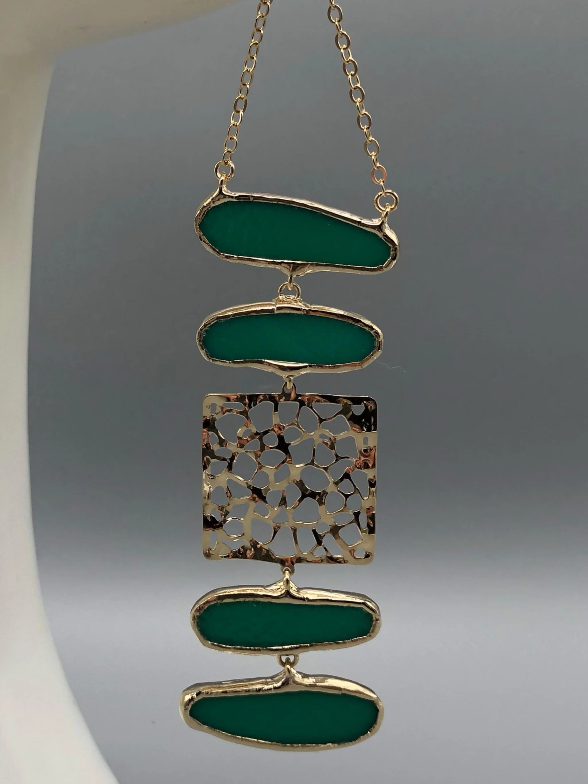 Collana Organica Verde di Anni Luce con elementi verdi e inserto centrale in ottone traforato.