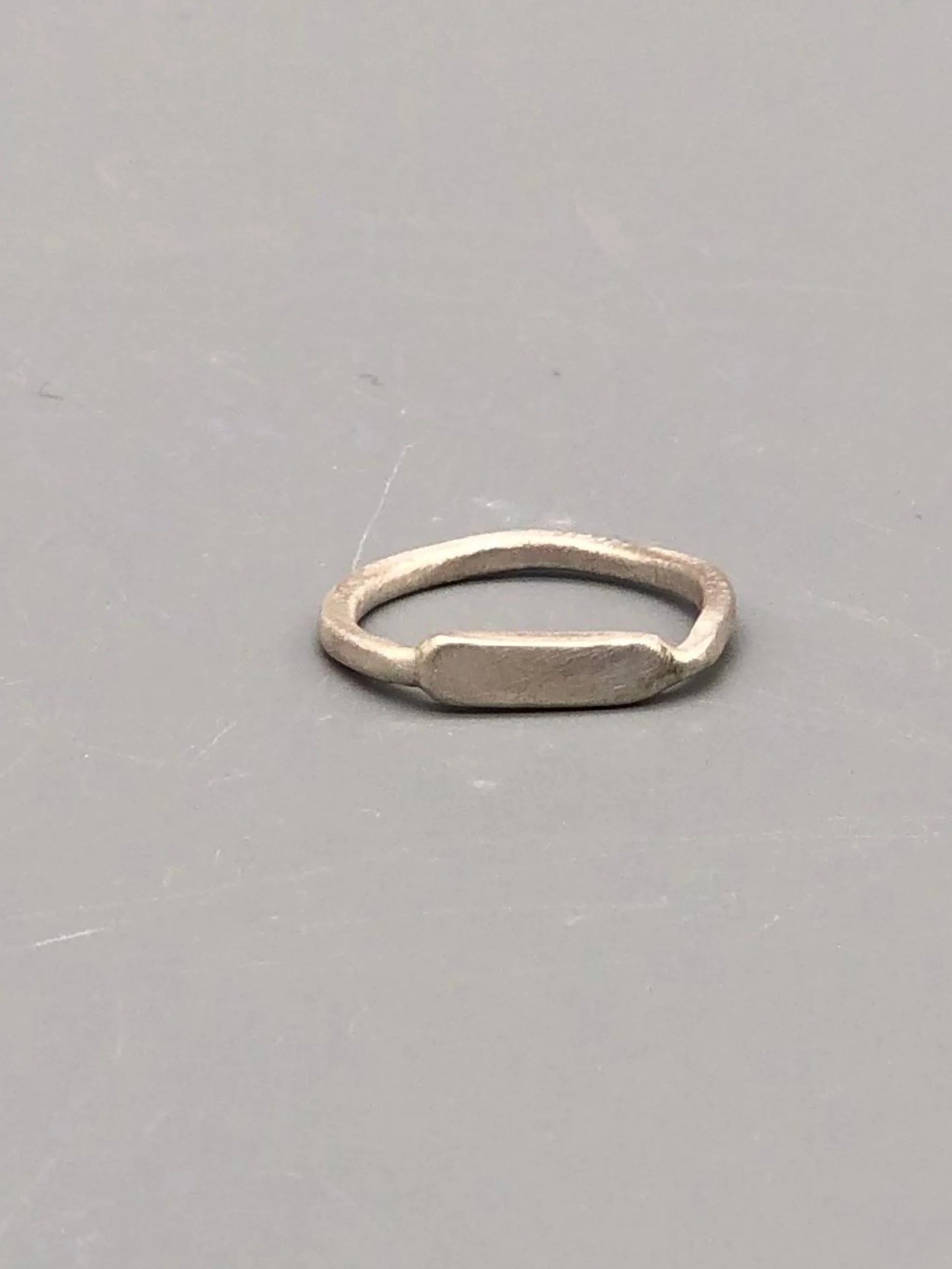 Anello Flat della collezione Minimal Shapes in argento 925, con sottile fascia irregolare ed elemento piatto frontale.