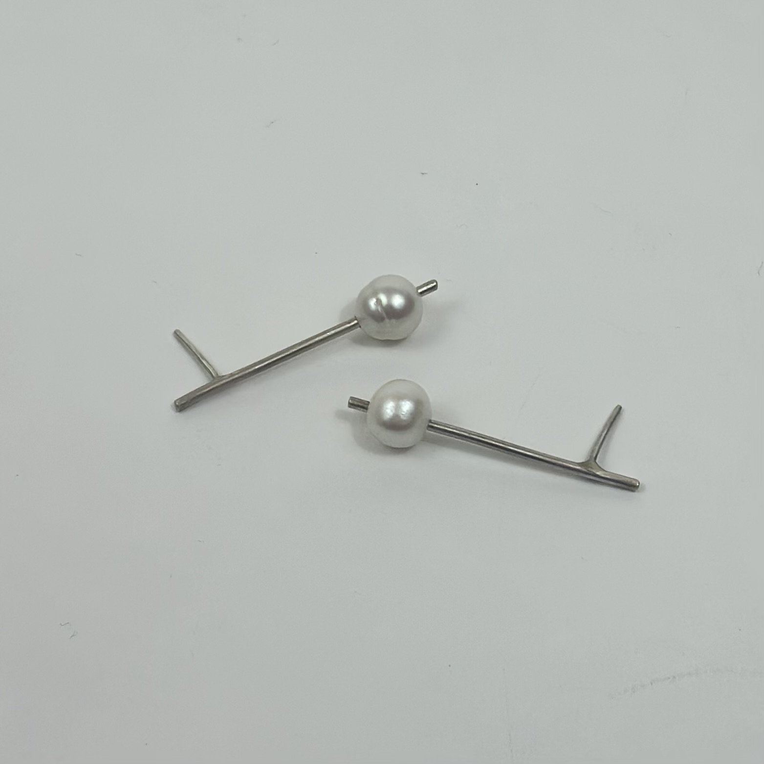 Orecchini Fiamma in argento 925 con perle bianche. Crepundia Gioielli