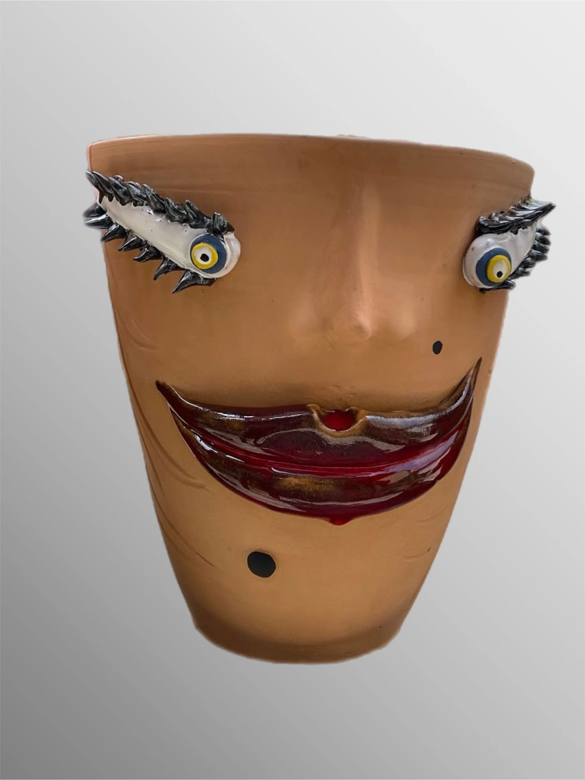 Vaso in terracotta smaltata con forma antropomorfa — Paolo Anselmo per Crepundia Gioielli Bologna
Glazed terracotta vessel with anthropomorphic form — Paolo Anselmo for Crepundia Gioielli Bologna
