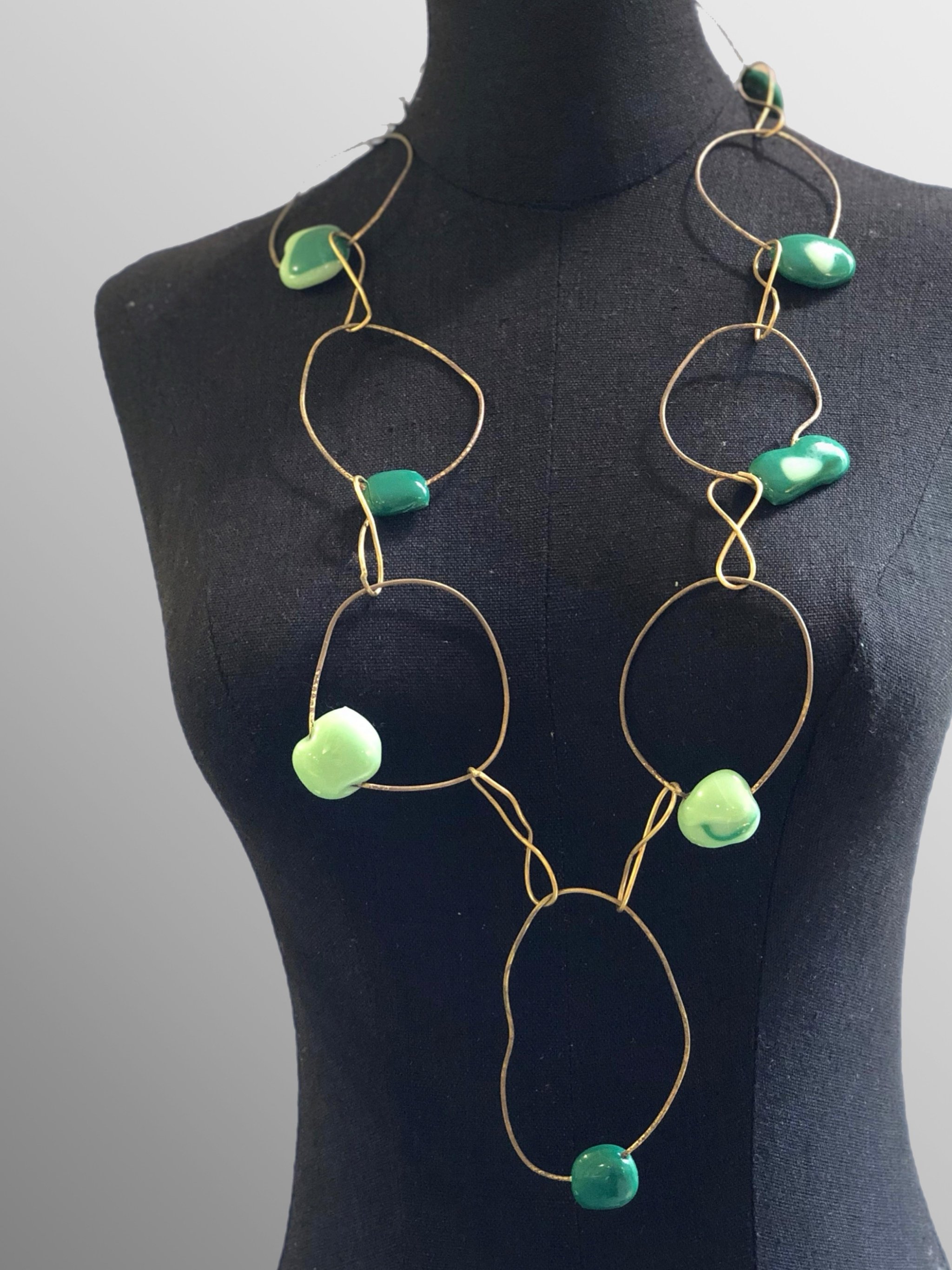 Manumara per Crepundia Gioielli Contemporanei. Collana in vetrofusione