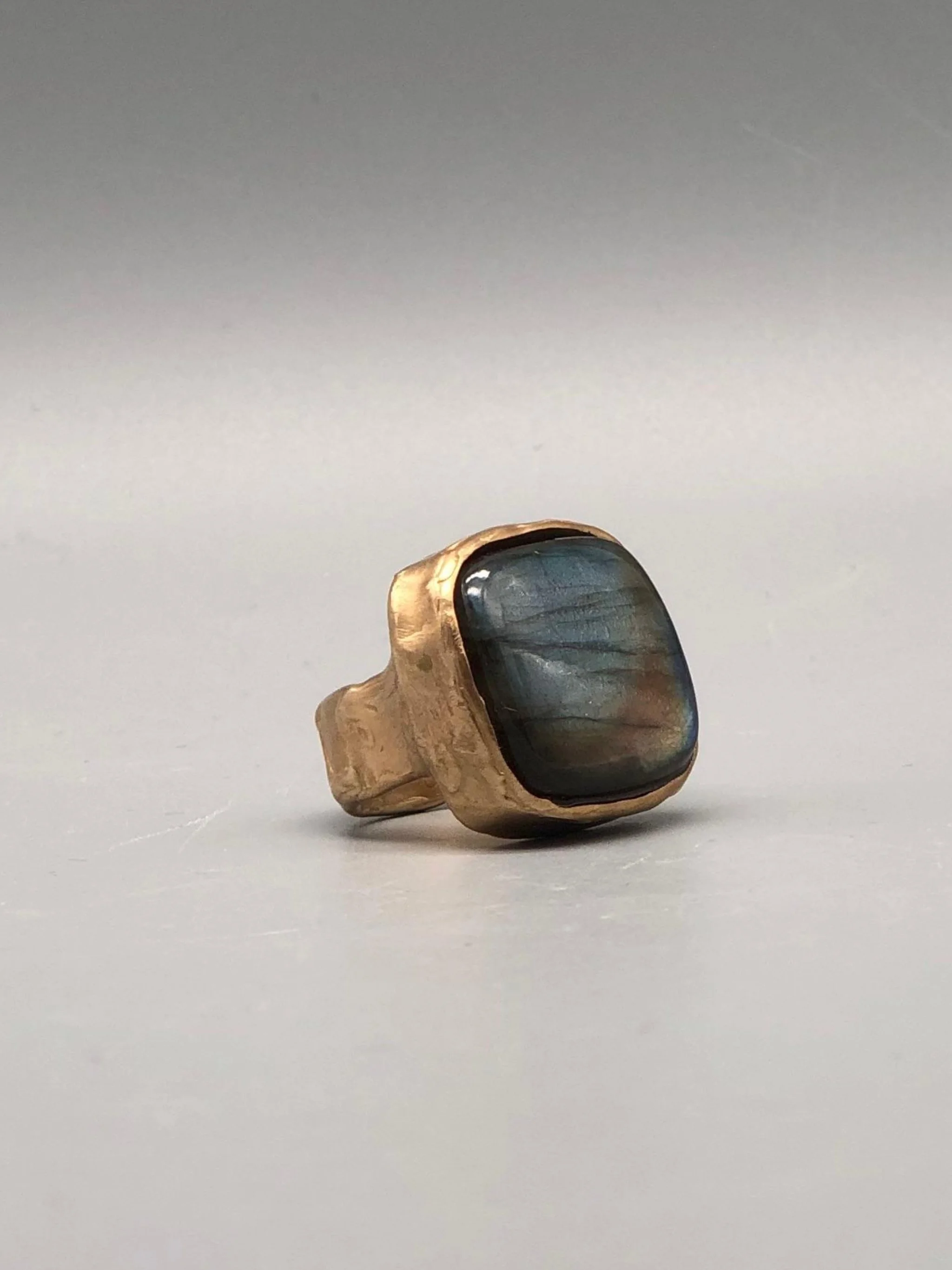 Bronze ring with natural labradorite by Floret Gioielli for Crepundia Gioielli Bologna. Handmade sculptural ring with organic setting and iridescent gemstone.
