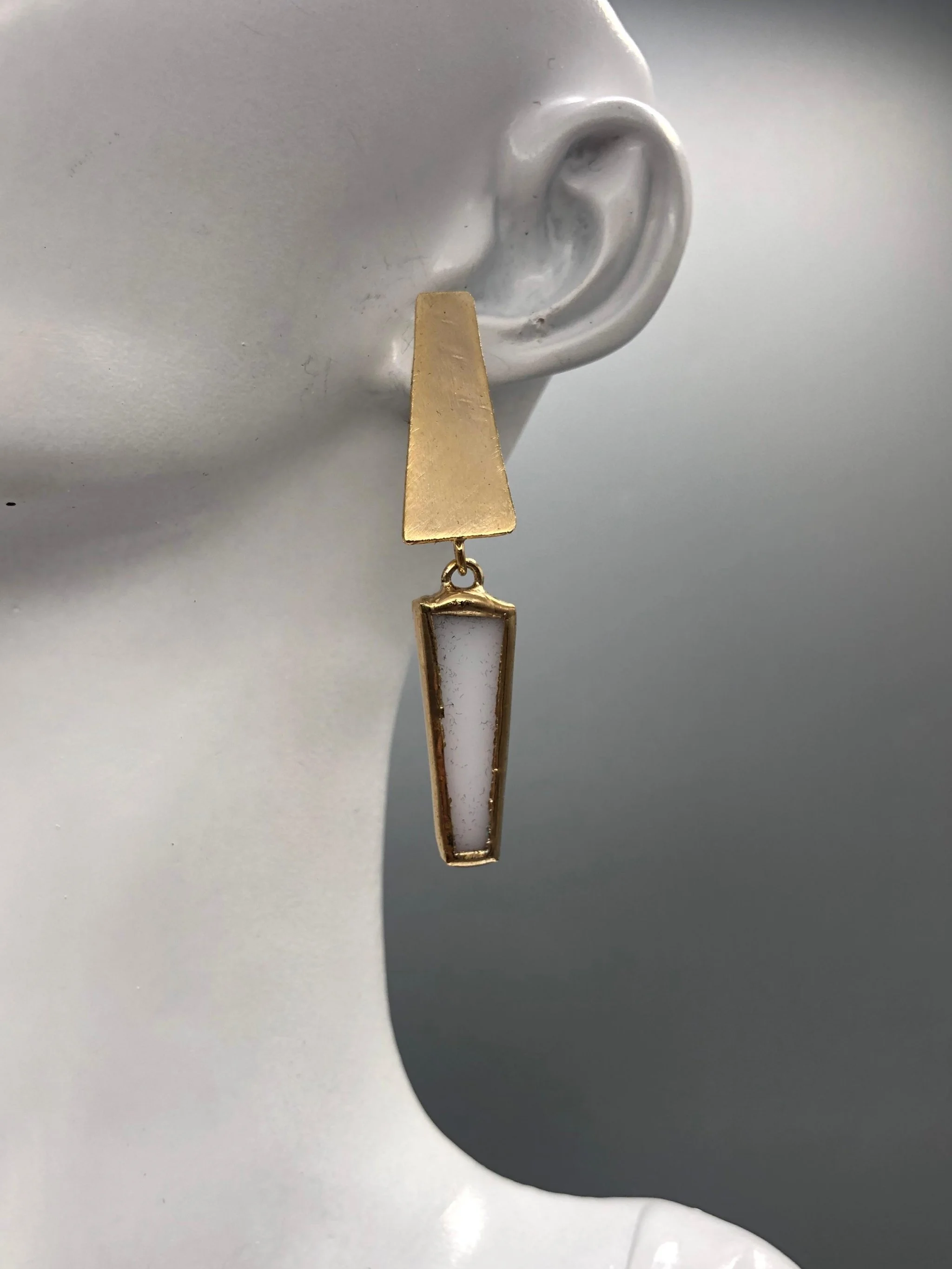 Trapezio Bianco earrings by Anni Luce, featuring geometric gold-plated brass elements and white Murano glass.