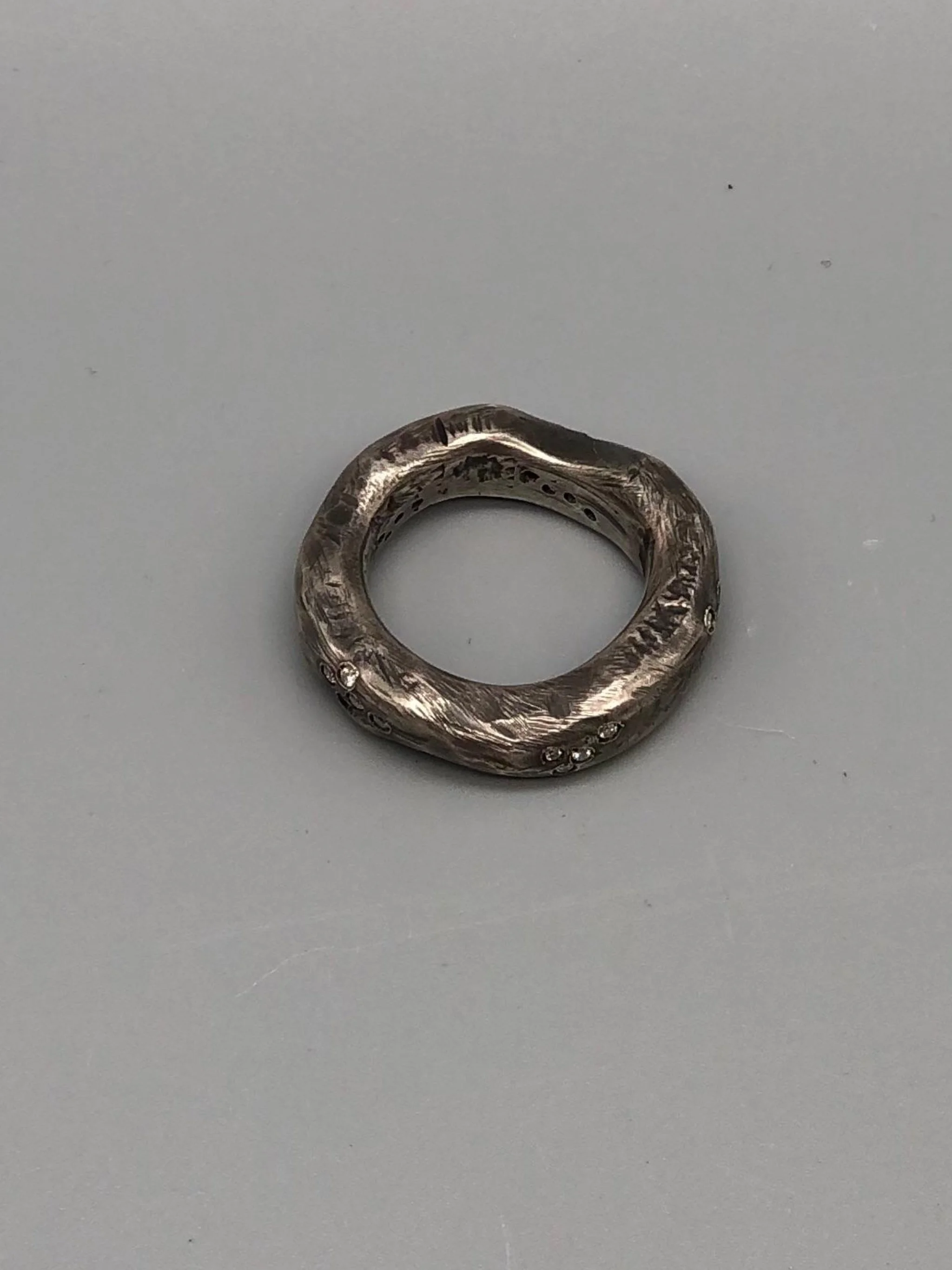 Anello Lingotto in argento brunito con diamanti taglio brillante, Crepundia Gioielli Bologna