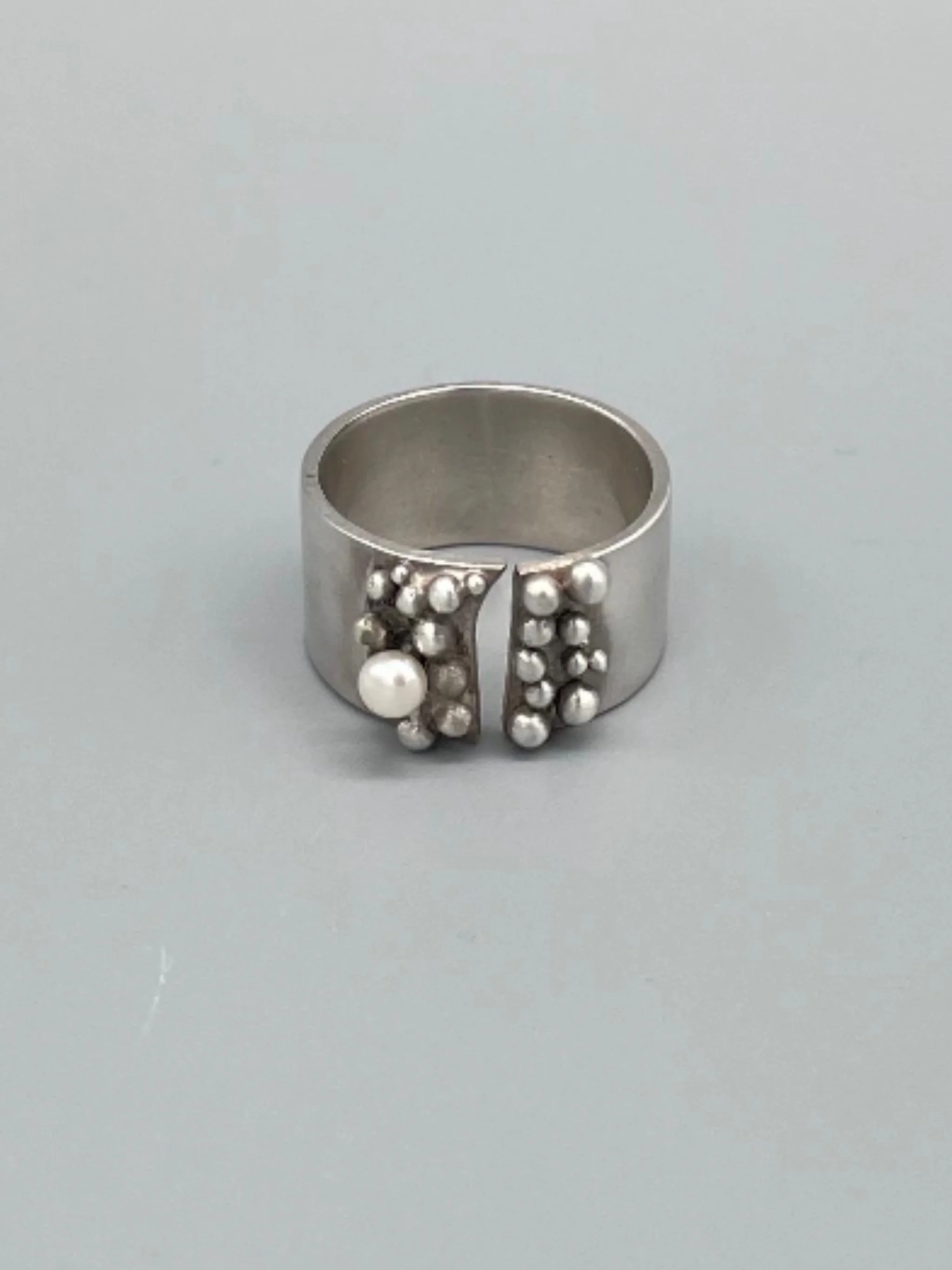 Liz Huberman Pétalos ring in sterling silver with freshwater pearl, Crepundia Gioielli Bologna
