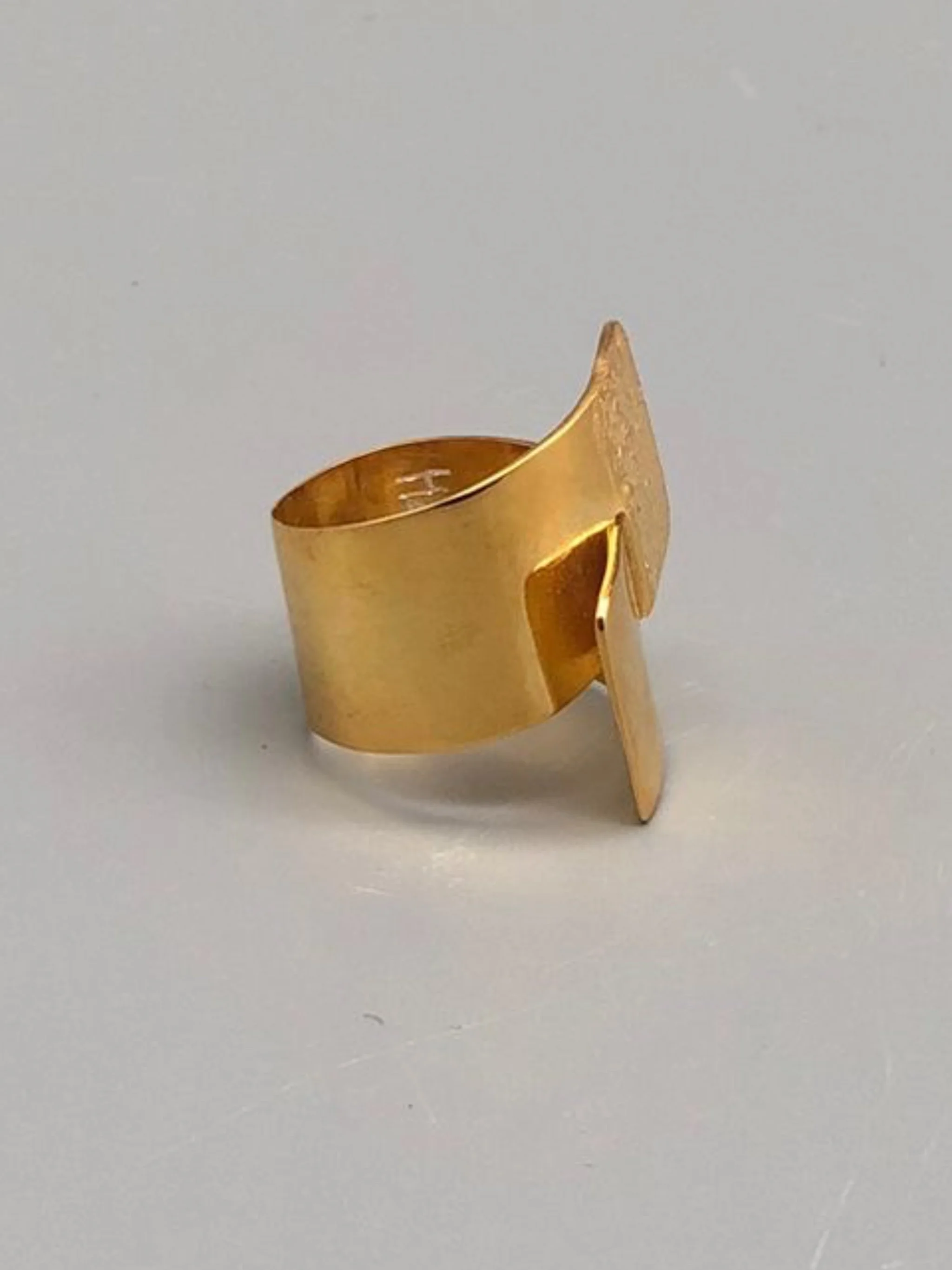 HoAsen Jewelry gold-plated sterling silver statement ring with layered geometric surfaces — Crepundia Gioielli Bologna