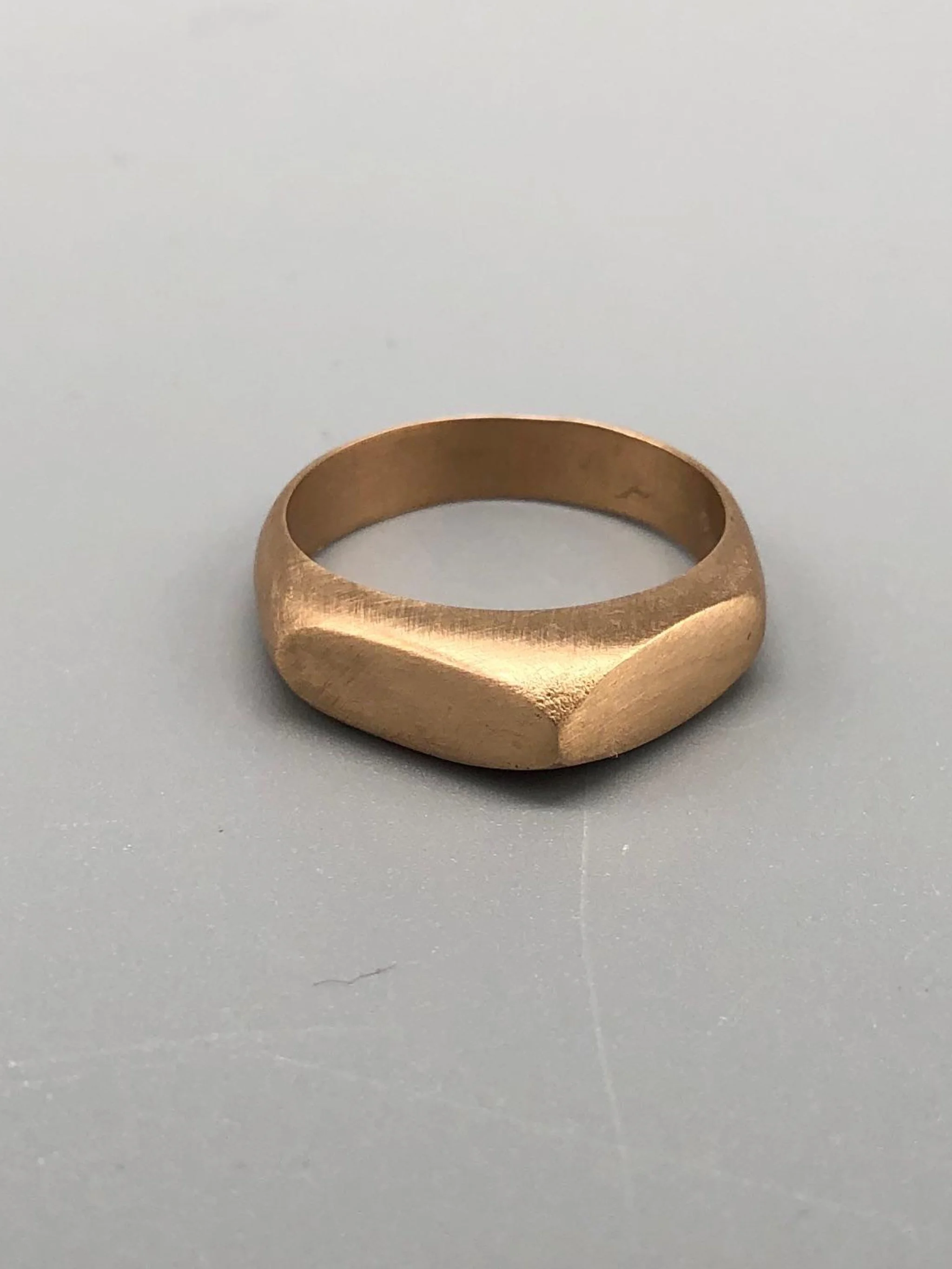 Tre anelli Cuspide di Crepundia Gioielli in argento, argento brunito e bronzo, sovrapposti in una composizione geometrica e scultorea.  Three Crepundia Cuspide rings in sterling silver, oxidized silve