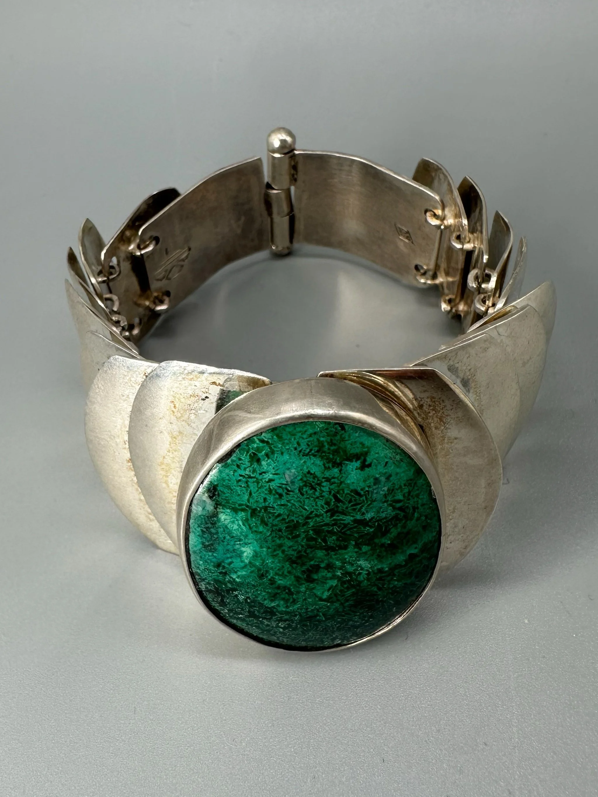 Bracciale Squame di Ariadna Segafredo in argento con lamine sovrapposte e grande crisocolla verde.  Squame bracelet by Ariadna Segafredo in silver with overlapping plates and a large green chrysocolla