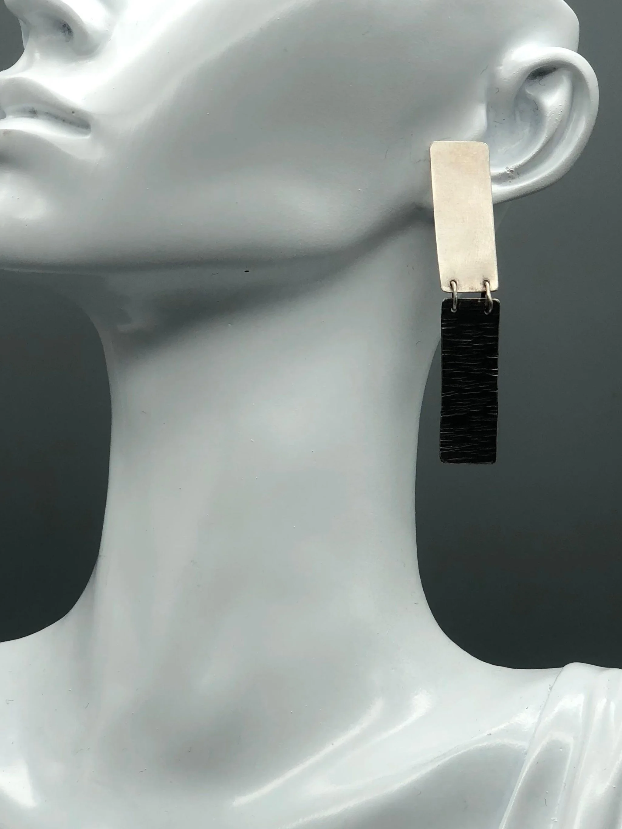 Dual earrings in matte silver and oxidized silver, Crepundia Gioielli Bologna.