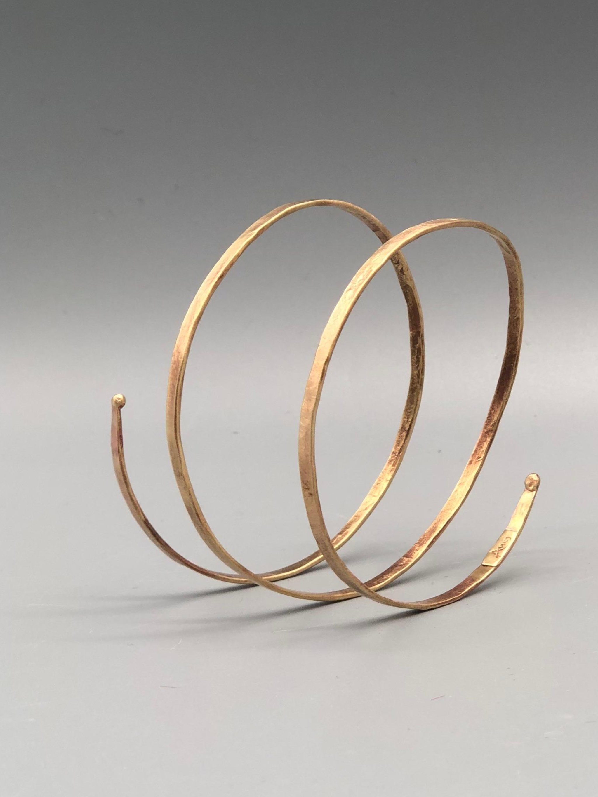 Bracciale Snake in bronzo martellato di Padma per Crepundia Gioielli Bologna