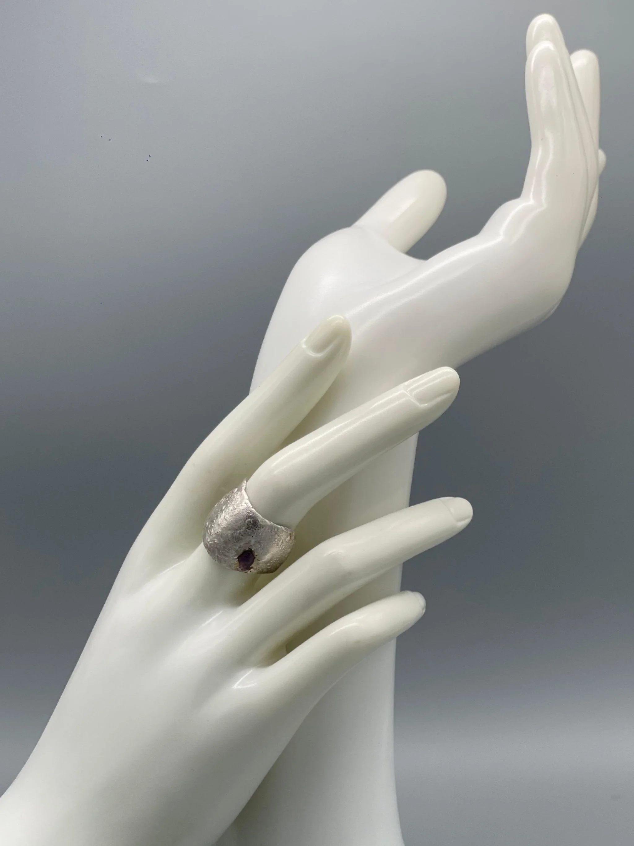 Destello de Amatista by Liz Huberman for Crepundia Gioielli Bologna, matte sterling silver ring with amethyst.