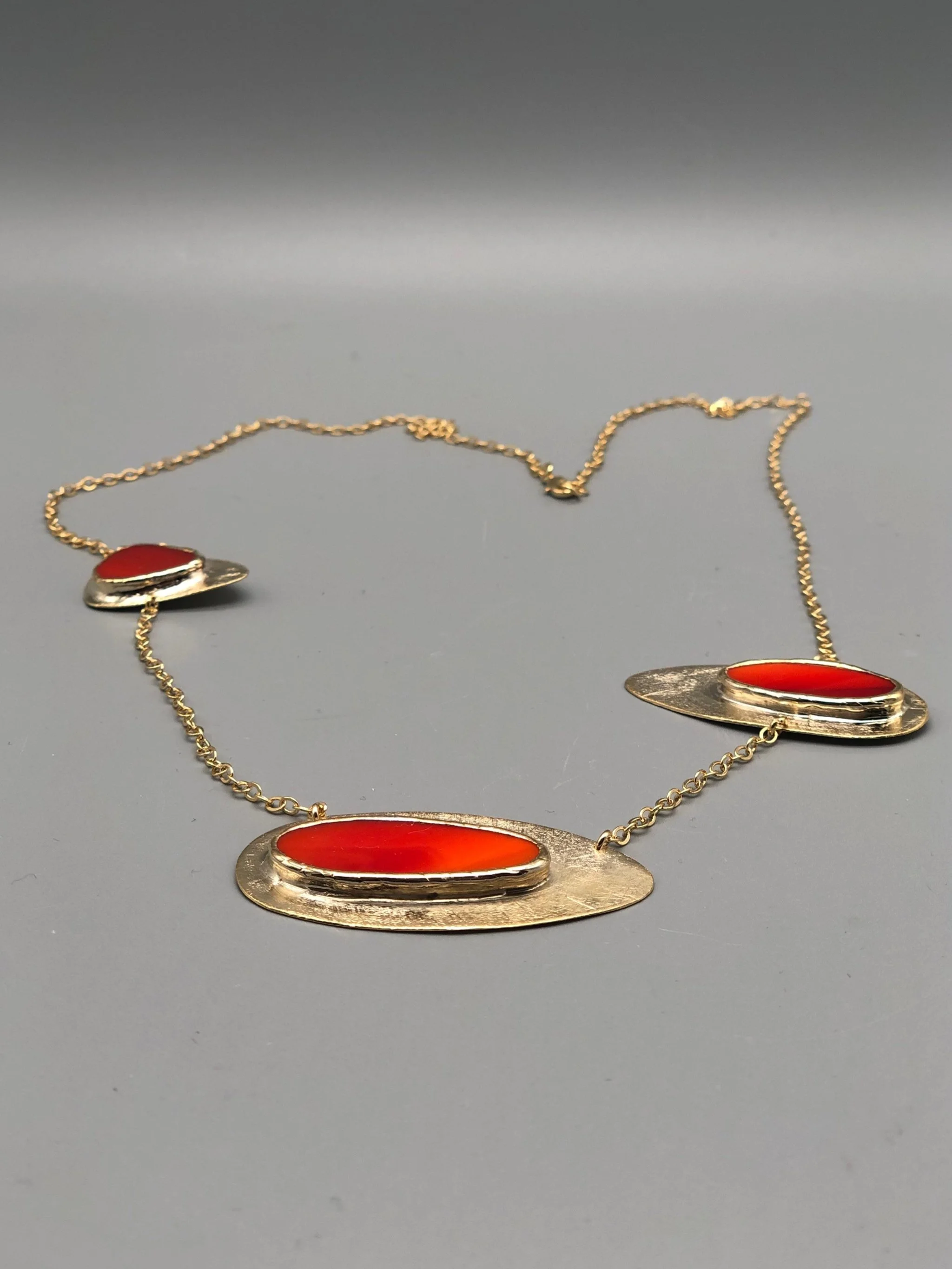 Anni Luce red and gold necklace with Murano glass elements, gold-plated brass contemporary jewelry, Crepundia Gioielli Bologna