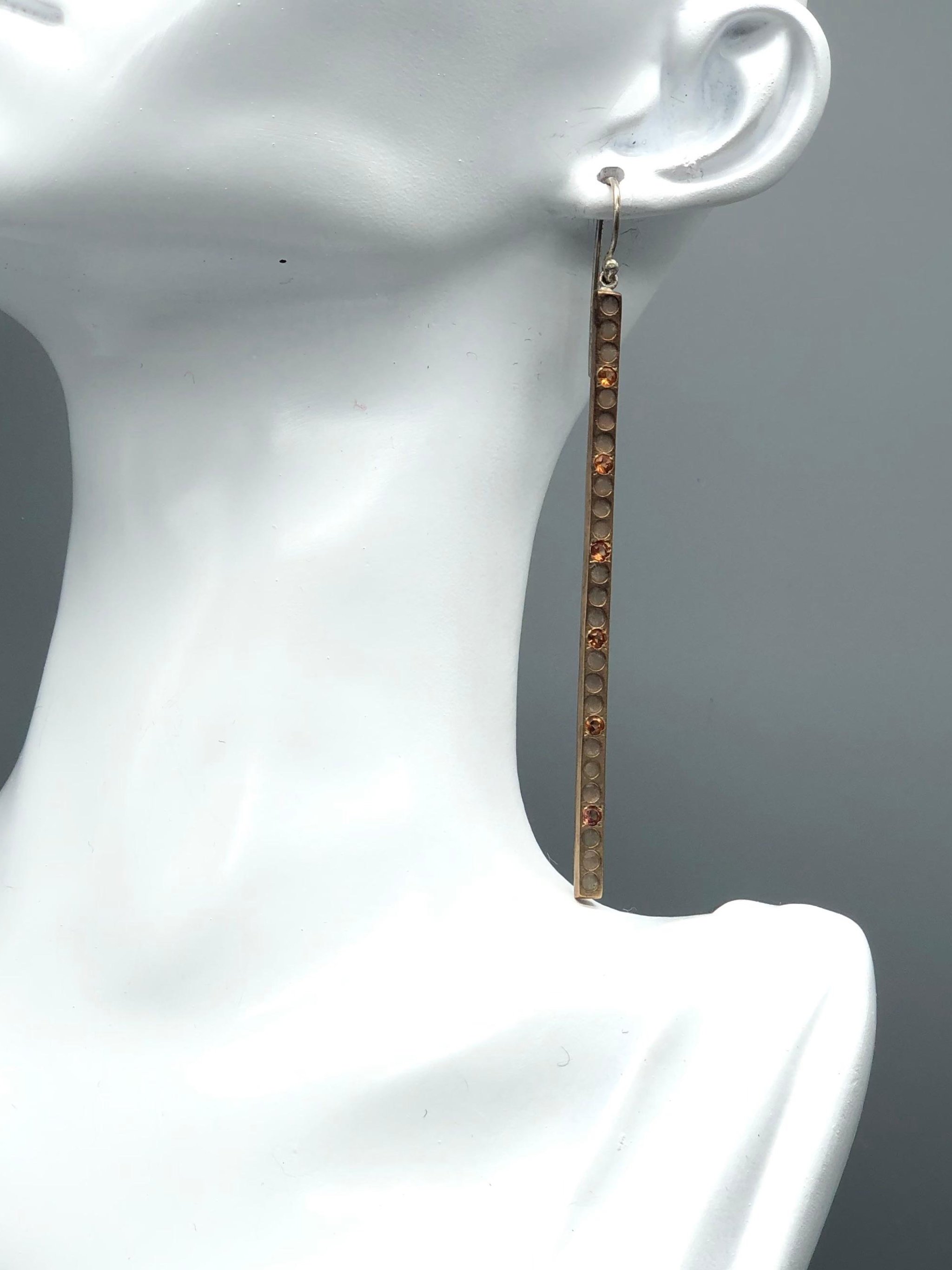 Orecchini lunghi in argento brunito ossidato con zaffiri arancio e smalto, design lineare a barra traforata, Riccardo Raimondi per Crepundia Gioielli Bologna