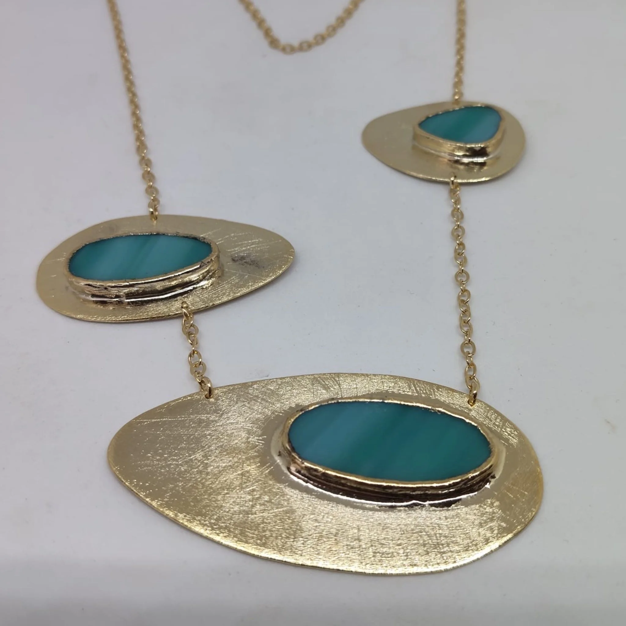 Anni Luce necklace in gold-toned metal with green precious glass inserts, contemporary jewelry Crepundia Gioielli Bologna
Collana Anni Luce in metallo dorato con inserti in vetro prezioso verde, gioielli contemporanei Crepundia Gioielli Bologna