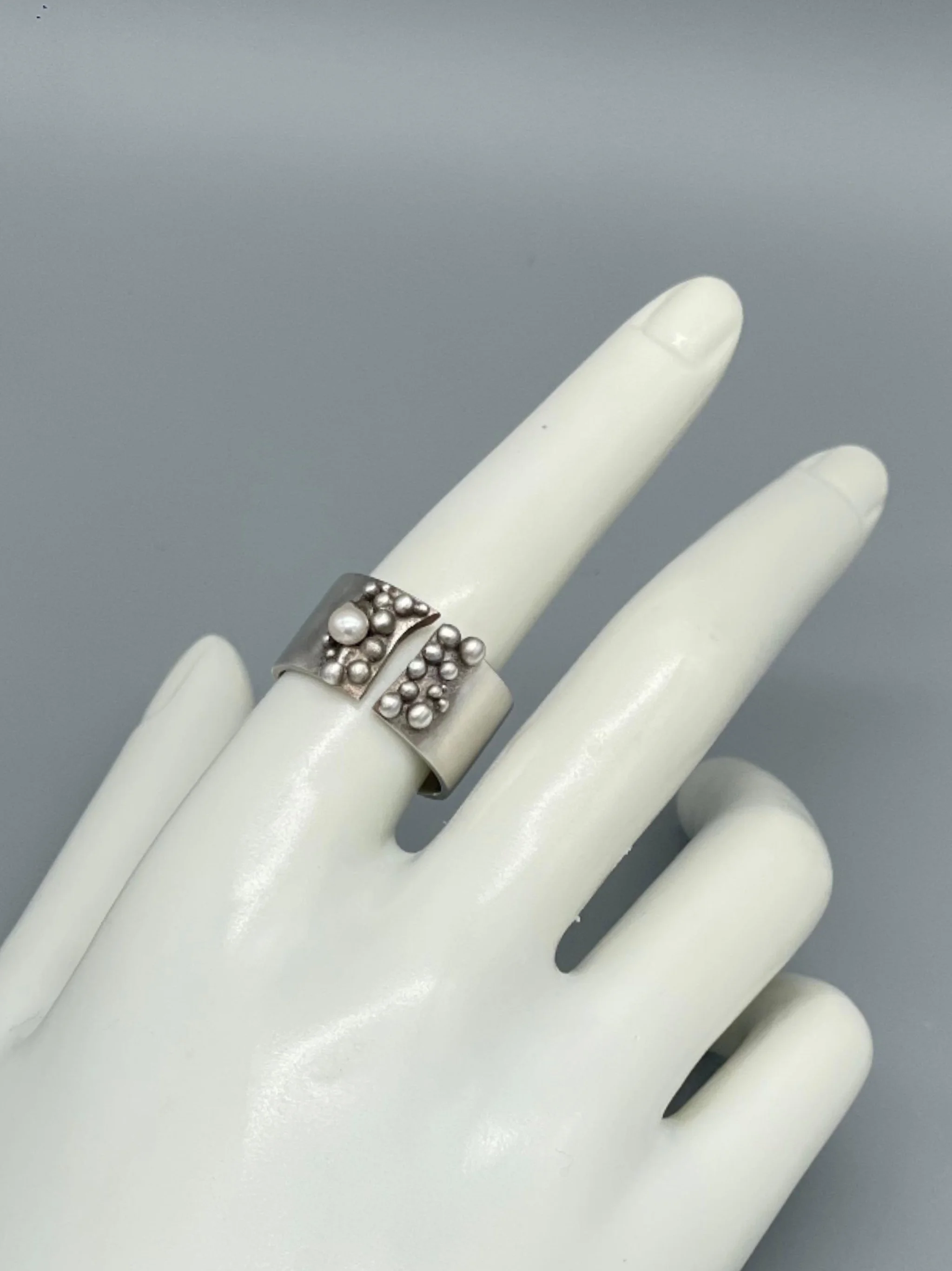 Liz Huberman Pétalos ring in sterling silver with freshwater pearl, Crepundia Gioielli Bologna