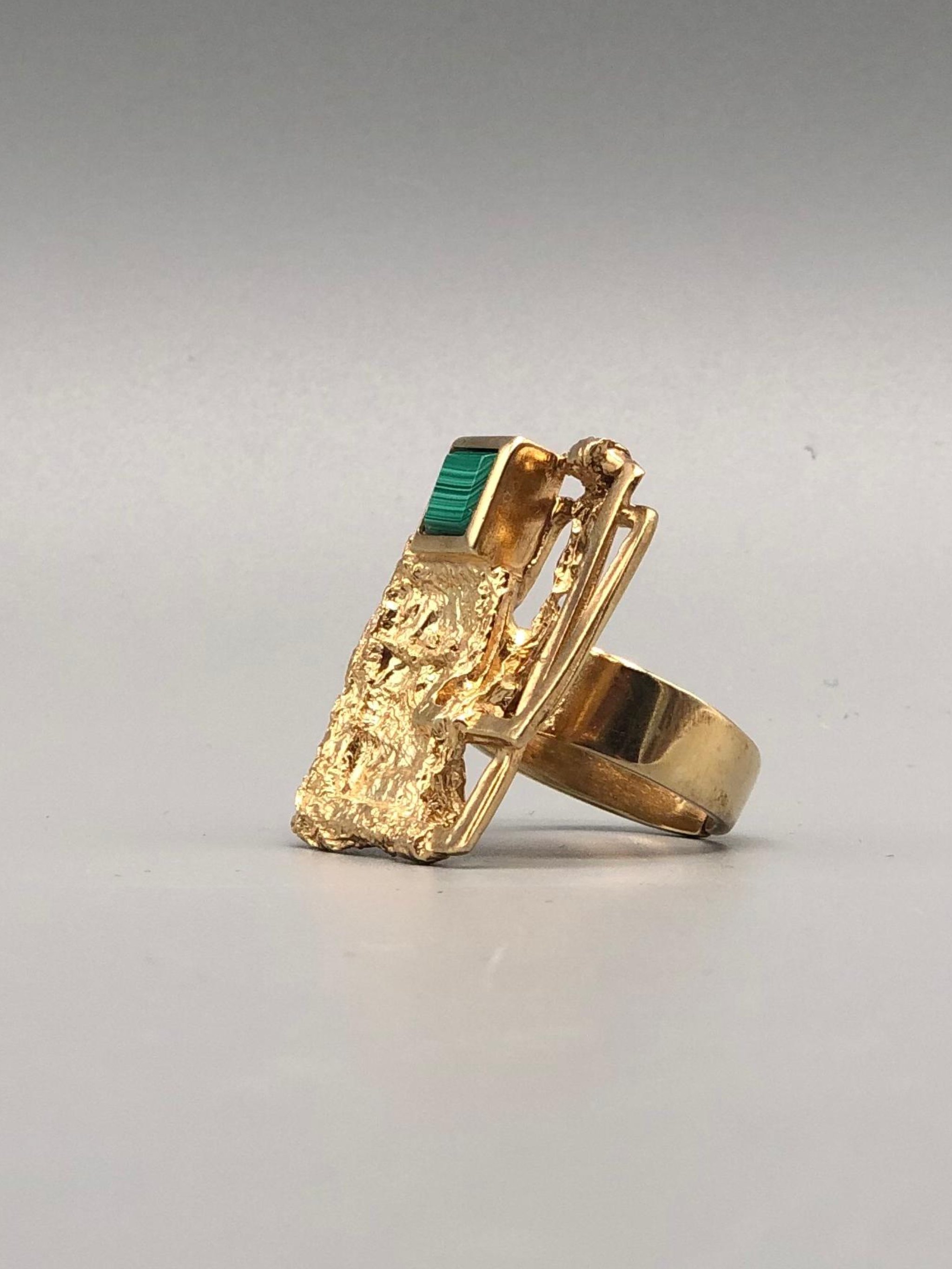HoAsen Jewelry gold-plated sterling silver ring with malachite and textured sculptural surface — Crepundia Gioielli Bologna