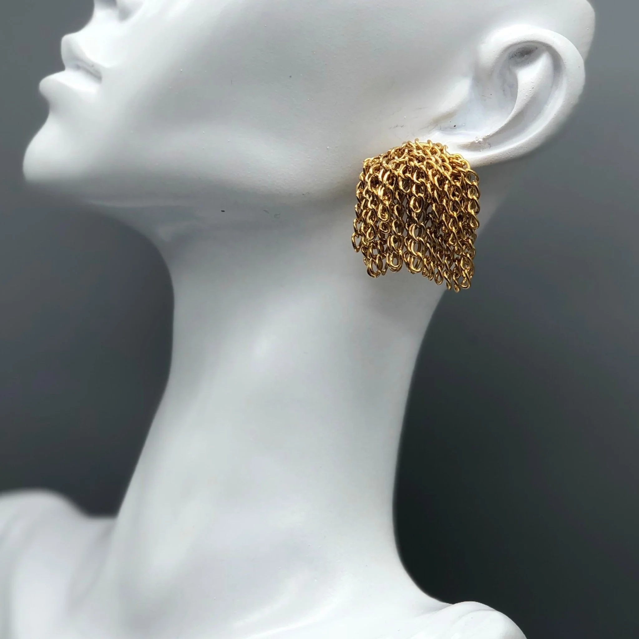 Orecchini in ottone dorato Cacu Lab per Crepundia Gioielli Bologna — gold brass earrings contemporary design