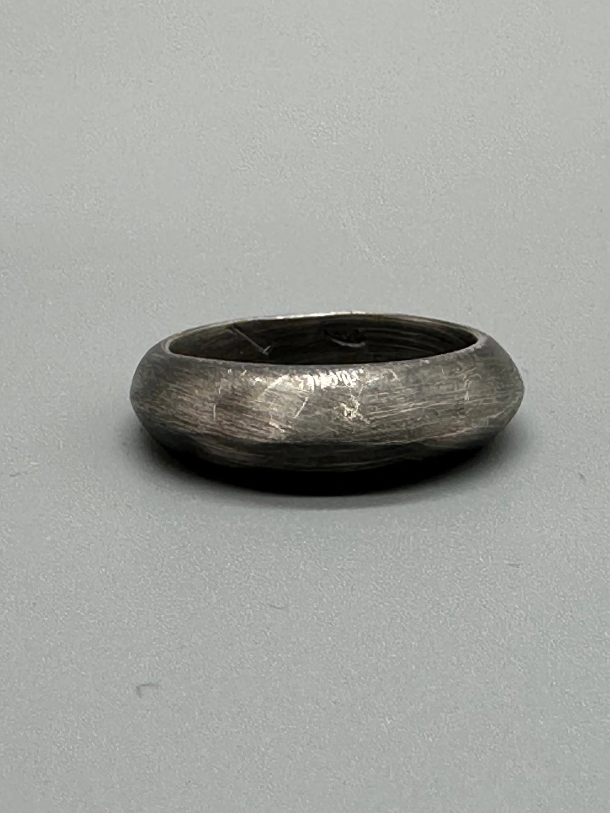Tre anelli Carla di Crepundia Gioielli in argento, argento brunito e bronzo, presentati insieme per evidenziare il contrasto tra le diverse finiture metalliche.  Three Crepundia Carla rings in sterlin
