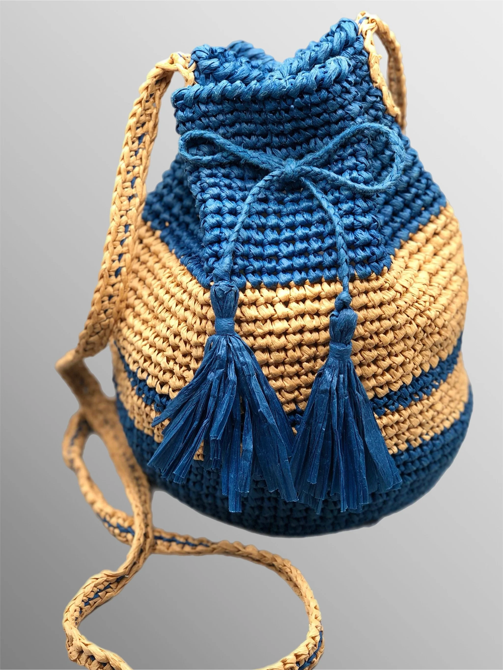 Blue and natural raffia bucket bag with tassels, Crepundia Gioielli Bologna / Borsa secchiello in rafia blu e naturale con nappine, Crepundia Gioielli Bologna