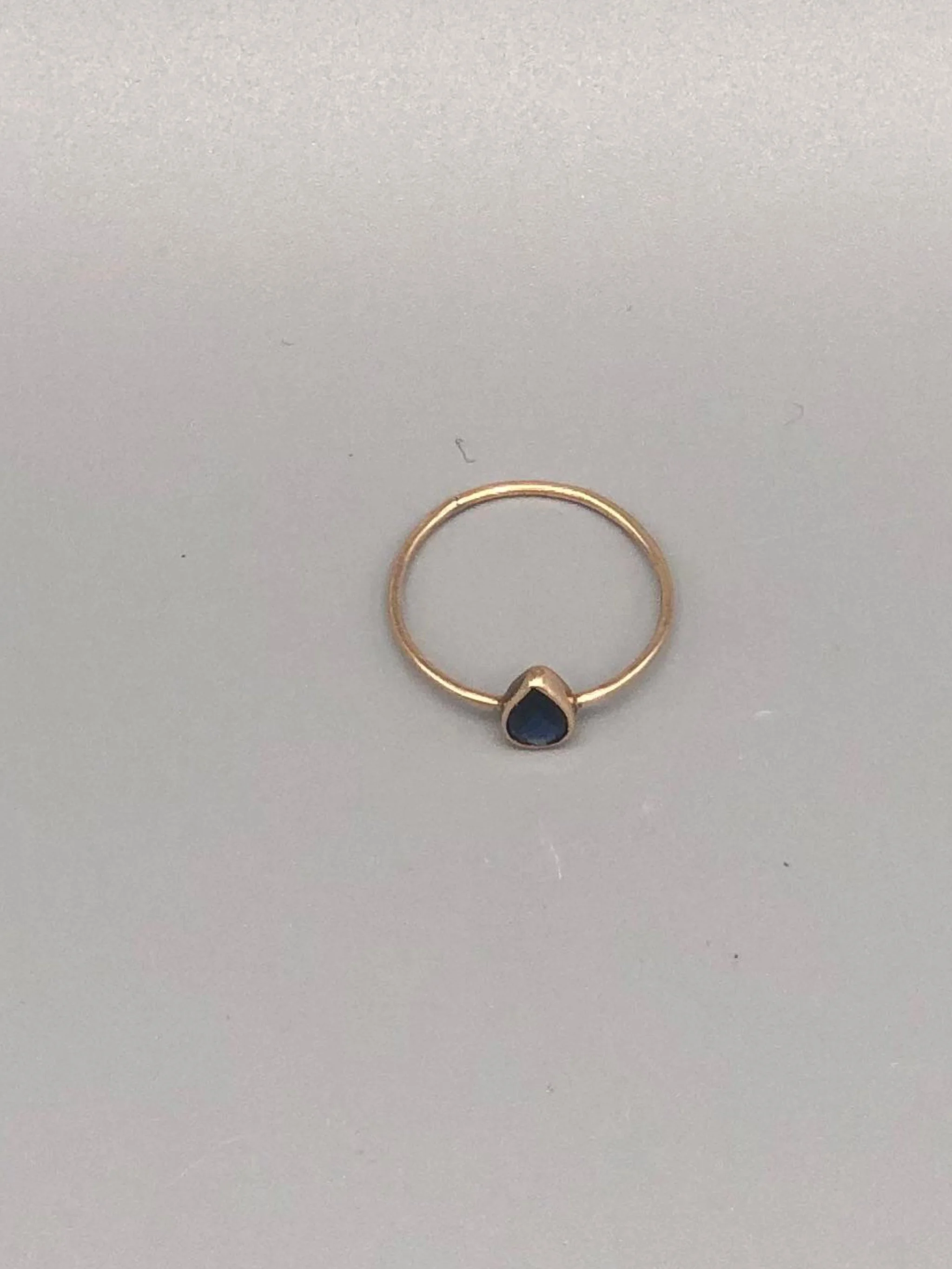 Top view of pear-shaped sapphire ring in 14k gold — Maria Gioielli, Crepundia Jewelry Studio