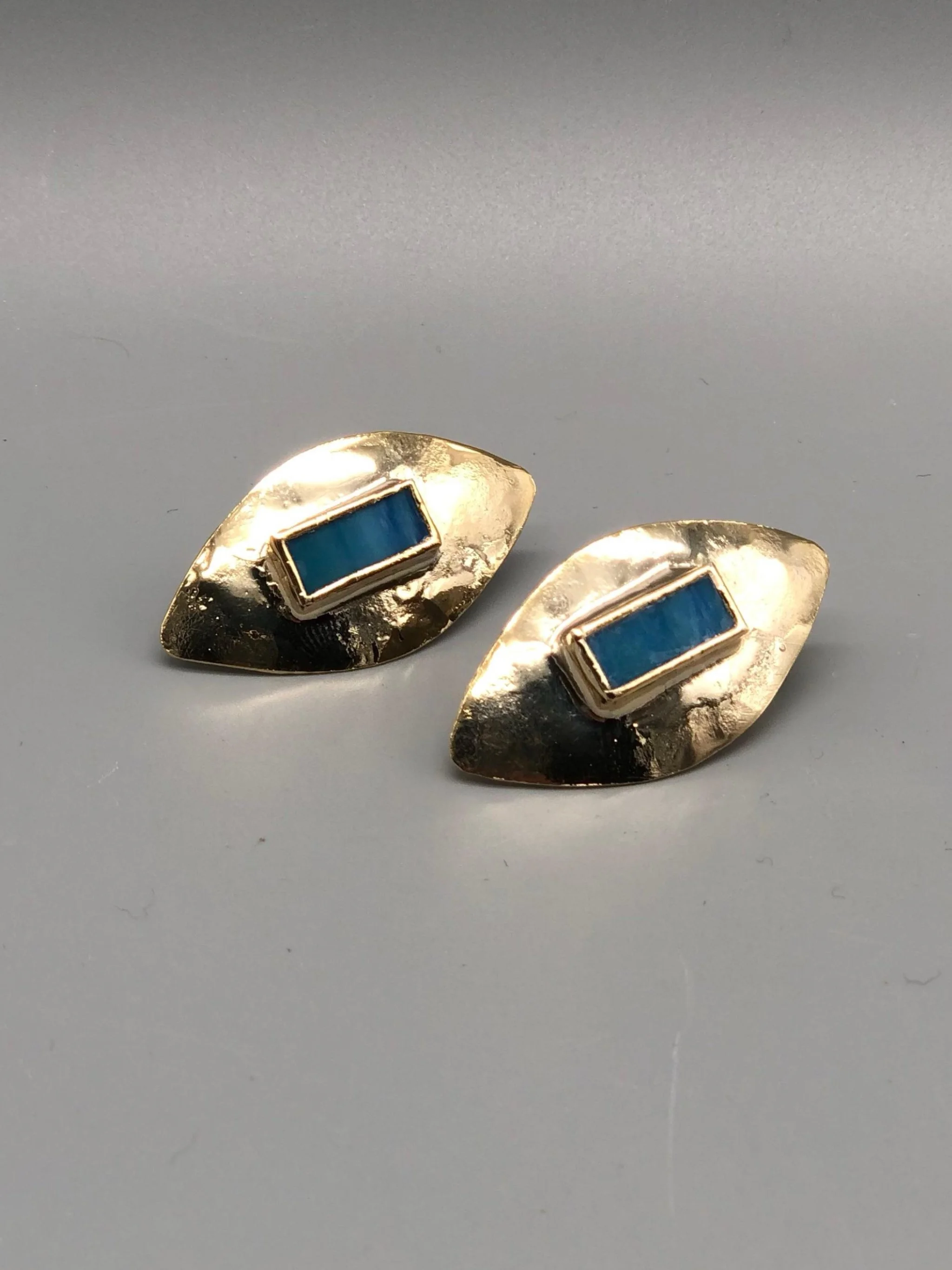 Blue Murano glass earrings in gold-tone brass by Anni Luce for Crepundia Gioielli Bologna, sculptural oval shape with rectangular glass insert