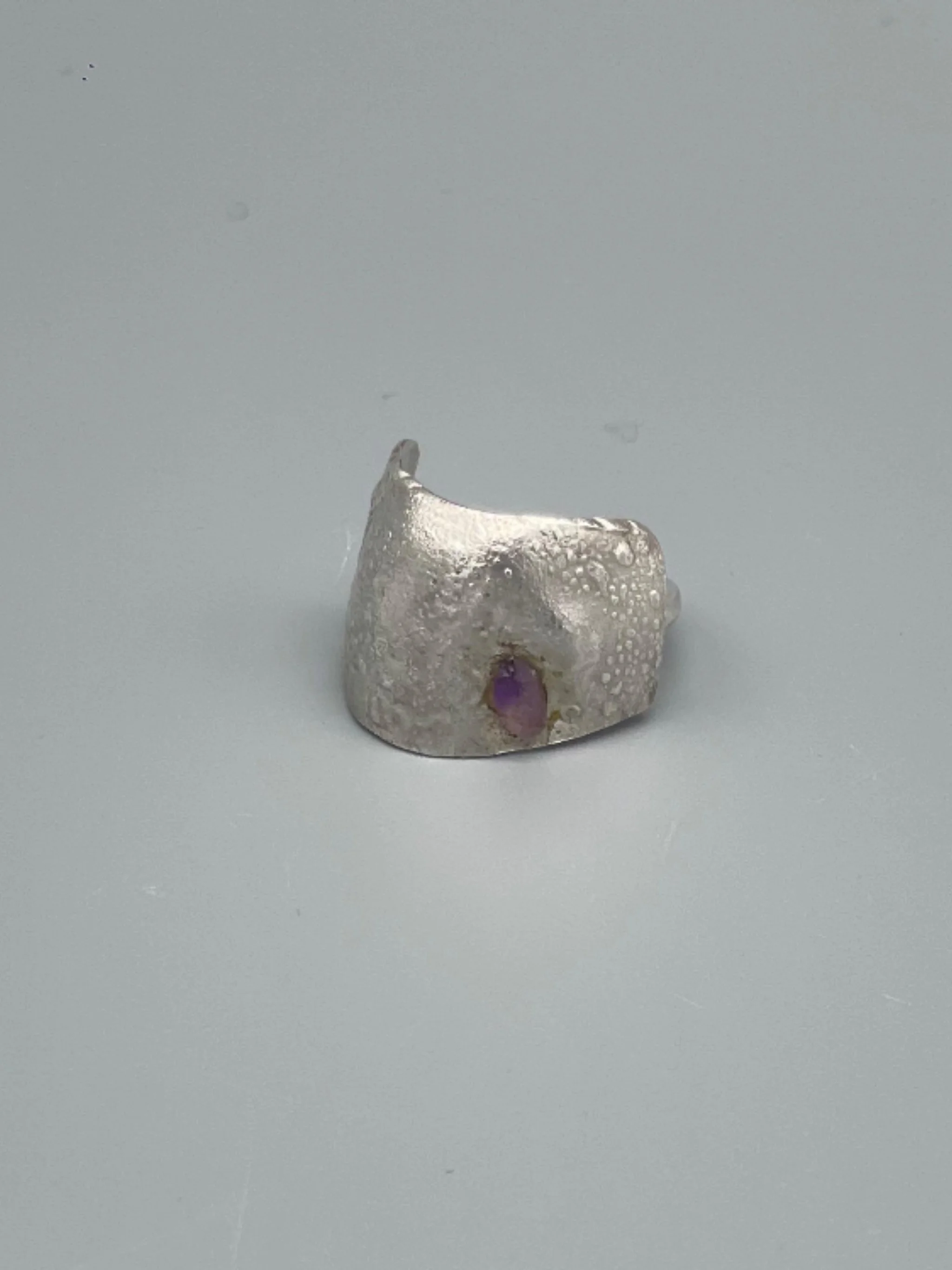 Destello de Amatista by Liz Huberman for Crepundia Gioielli Bologna, matte sterling silver ring with amethyst.