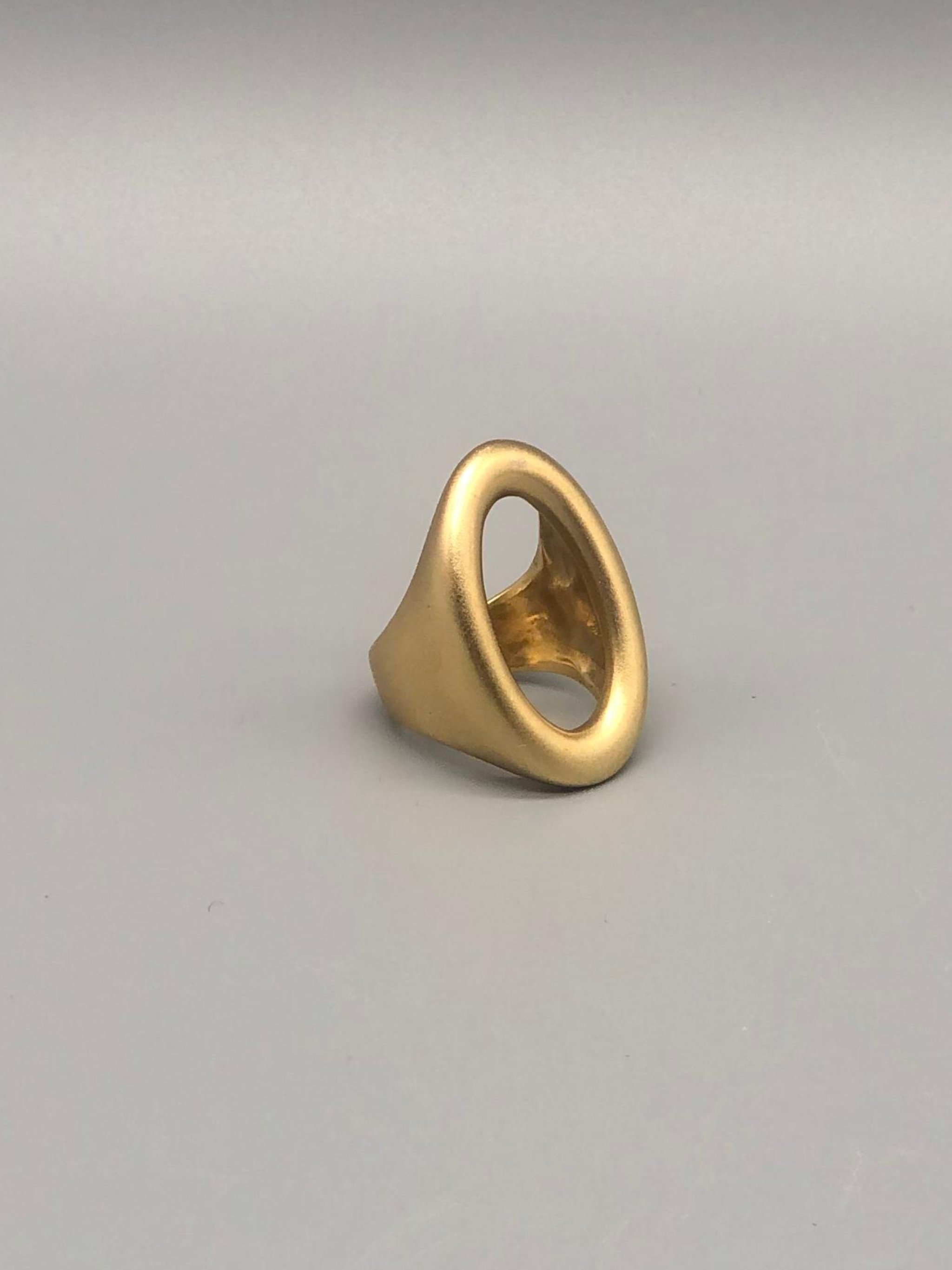 Anello ovale in bronzo forma architettonica Padma Crepundia Gioielli — Crepundia Bologna architectural oval bronze ring contemporary design