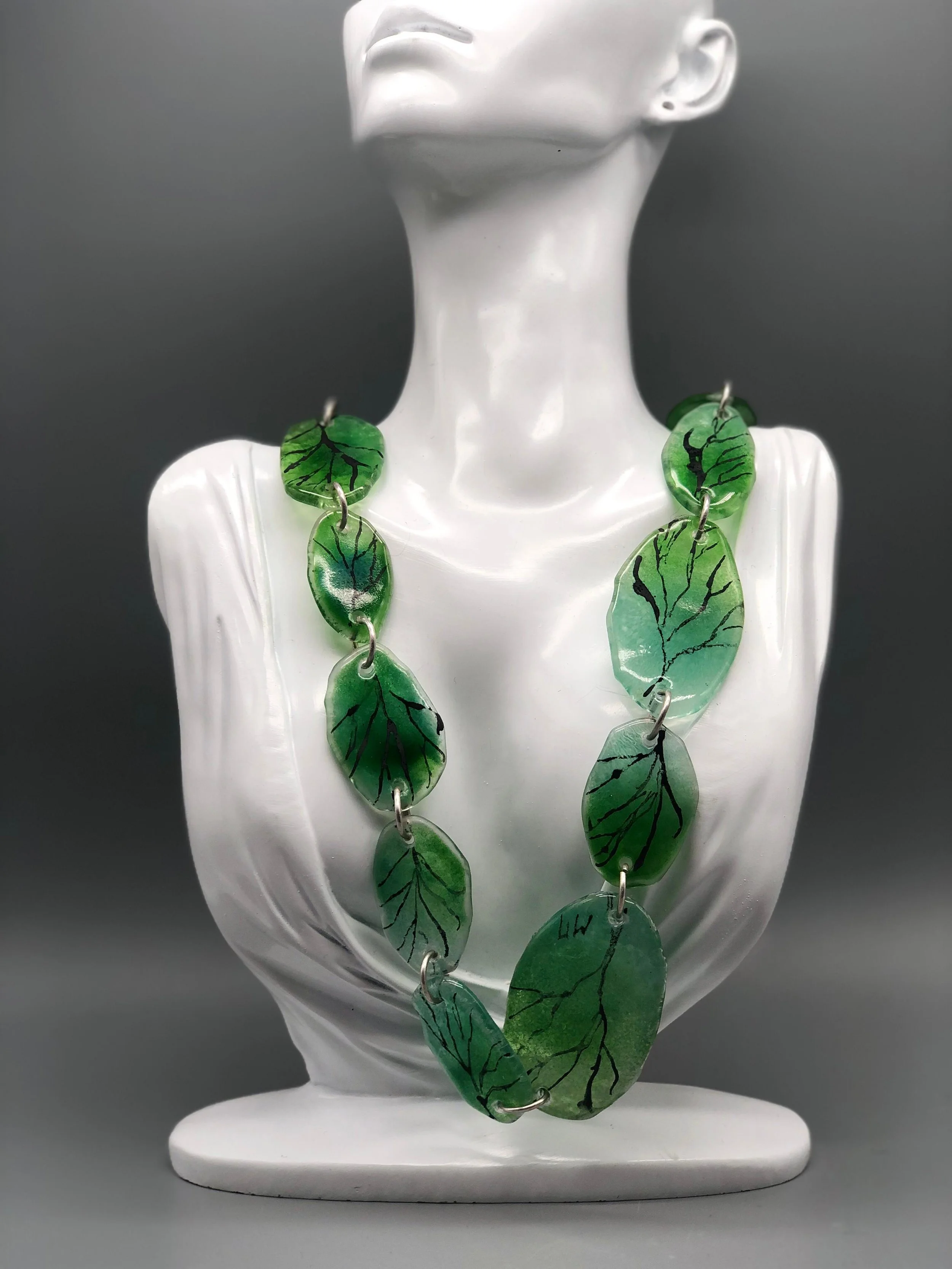 Manumara Bullseye precious glass necklace with silver for Crepundia Gioielli Bologna. / Collana Manumara in vetro prezioso Bullseye e argento per Crepundia Gioielli Bologna.