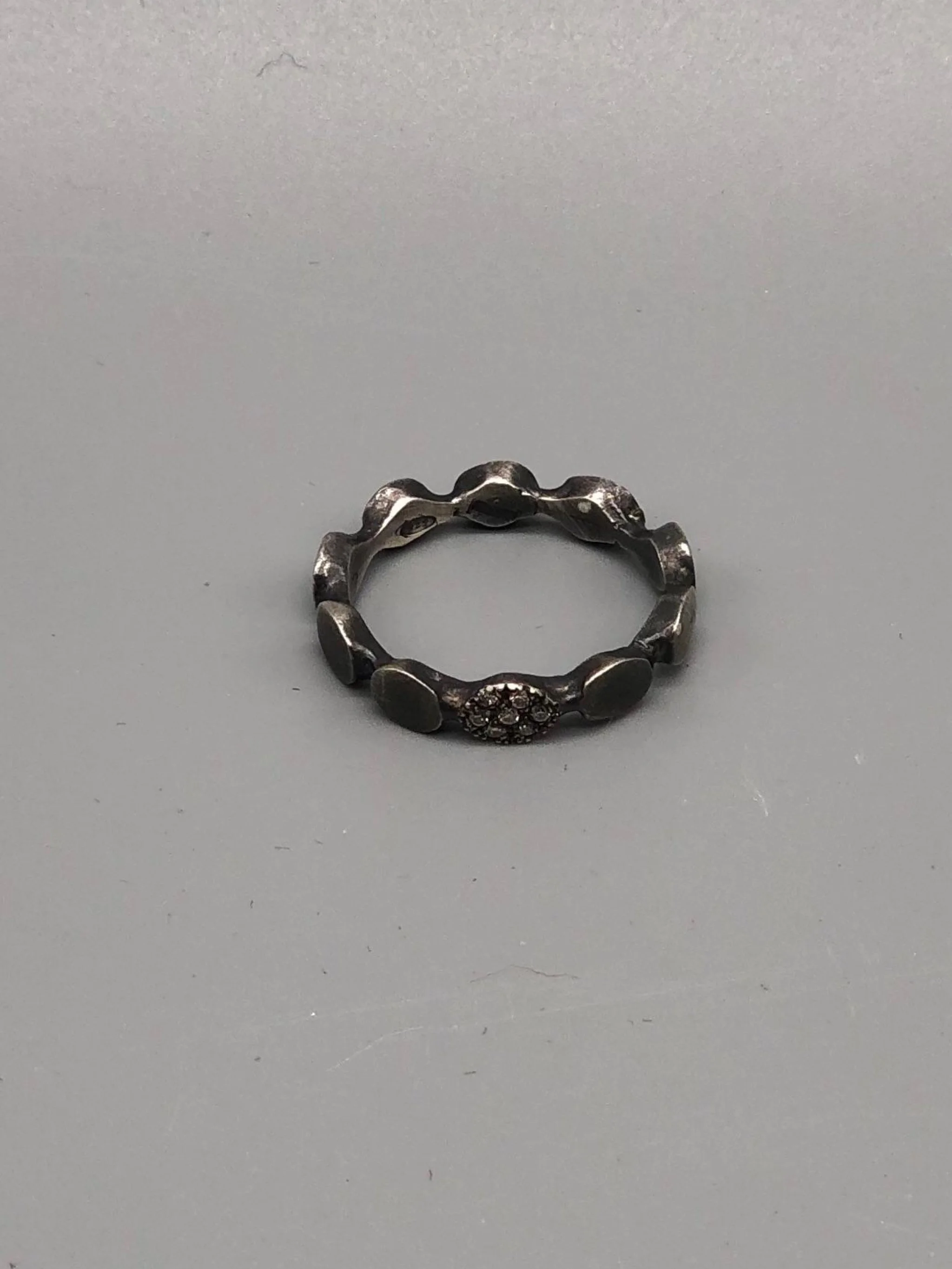 Anello Rosario in argento brunito con pavé di diamanti — Crepundia Gioielli Bologna