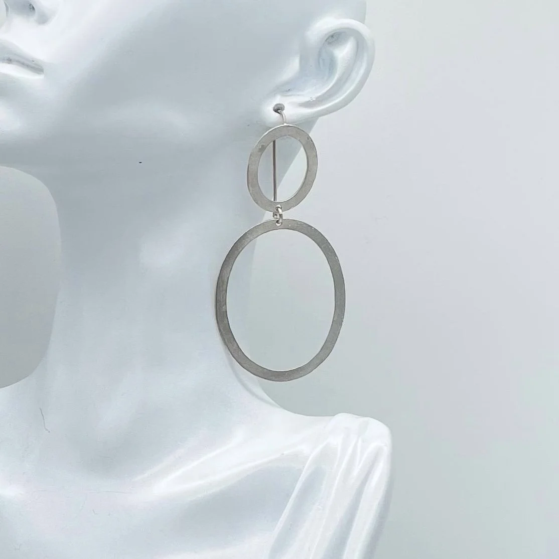 Orecchini Ovali in argento martellato .Essentia Crepundia Gioielli