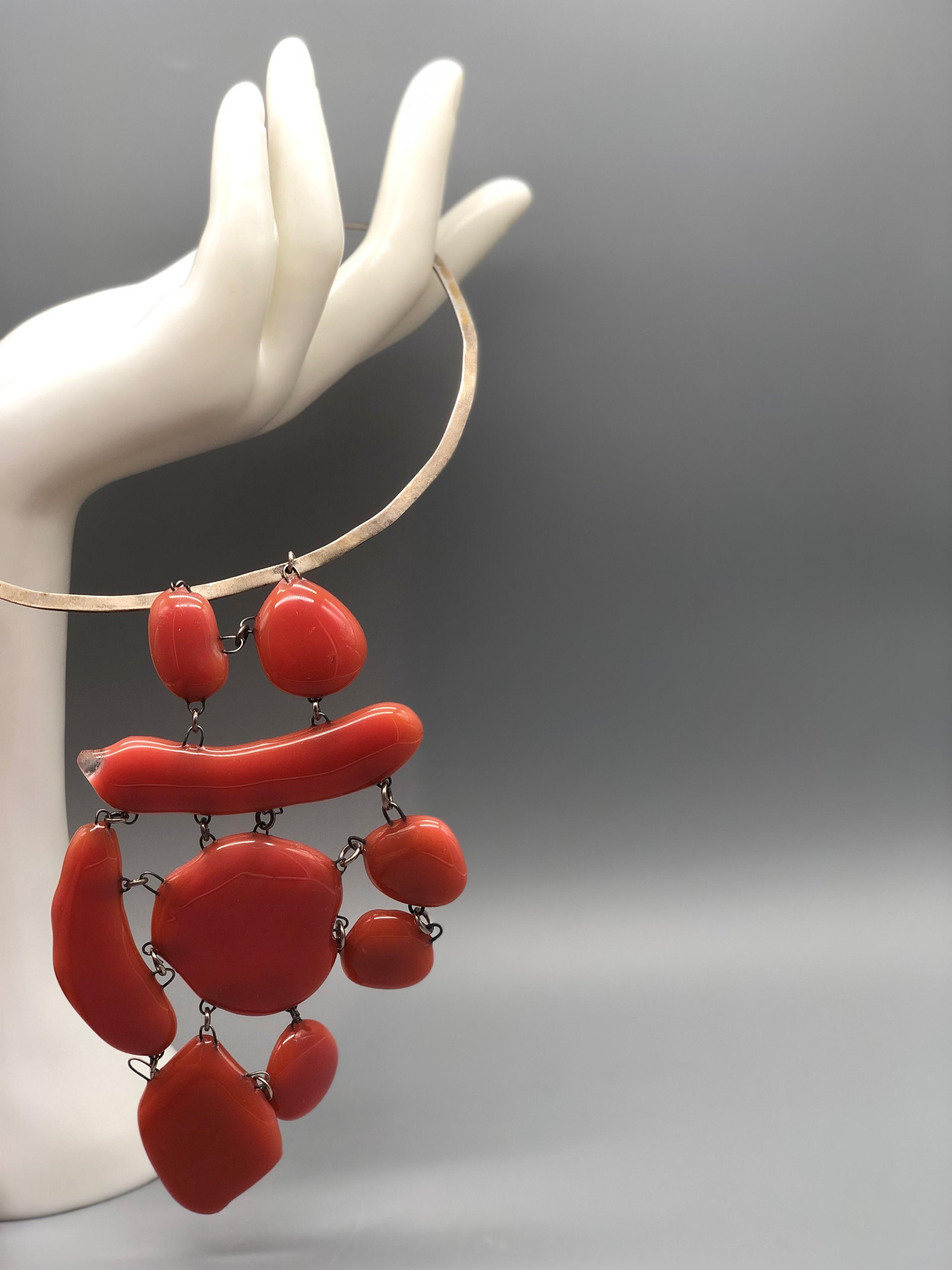 Manumara per Crepundia Gioielli Contemporanei. Collana in vetrofusione