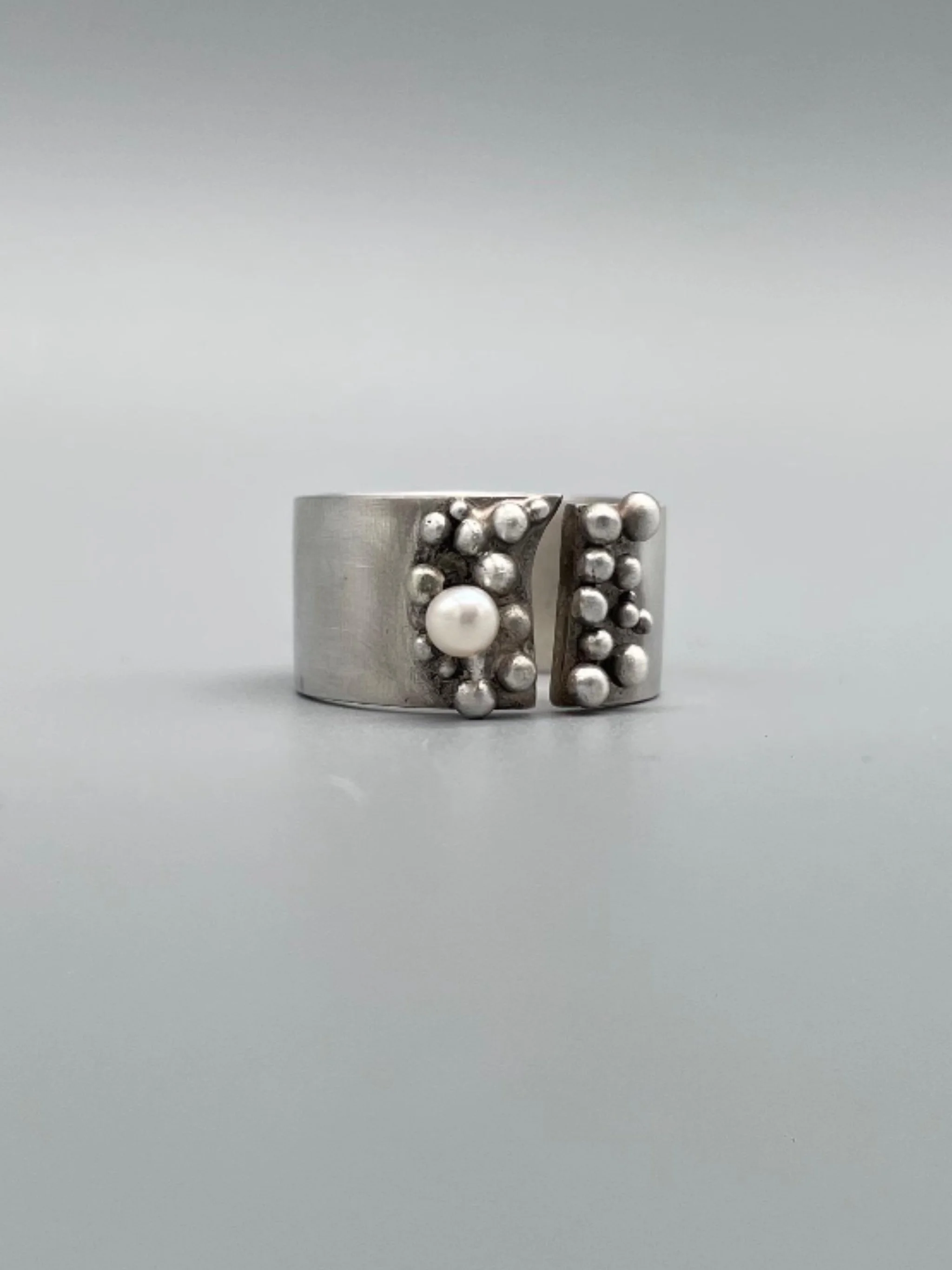 Liz Huberman Pétalos ring in sterling silver with freshwater pearl, Crepundia Gioielli Bologna