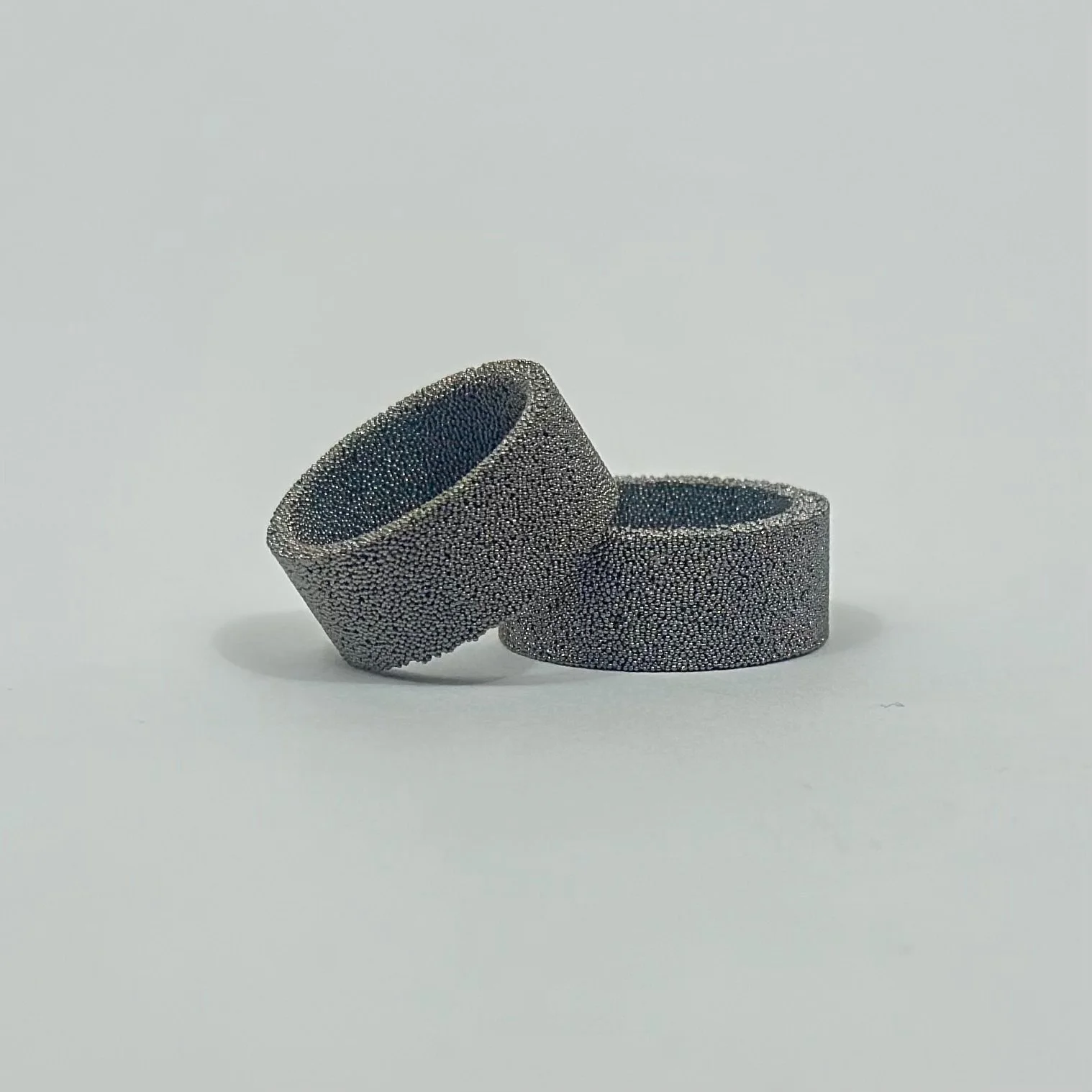 Effetto stacking. Anello Alto Nero di Francesca Valpiani in bronzo sinterizzato con galvanica in rutenio, realizzato da scarti industriali.