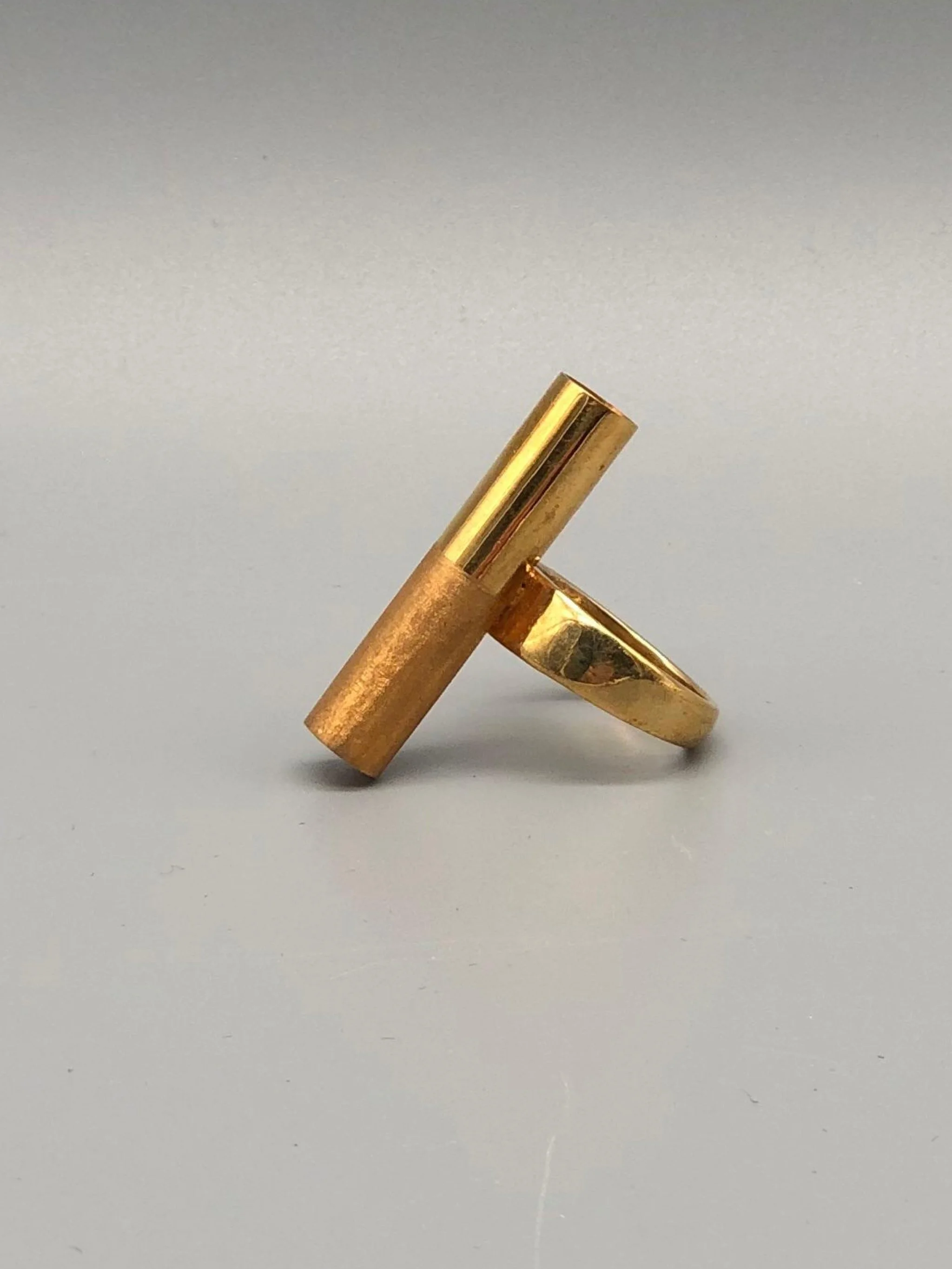 HoAsen Jewelry The Dual Sparkling Tube Ring in gilded sterling silver with partially satin finish — Crepundia Gioielli Bologna